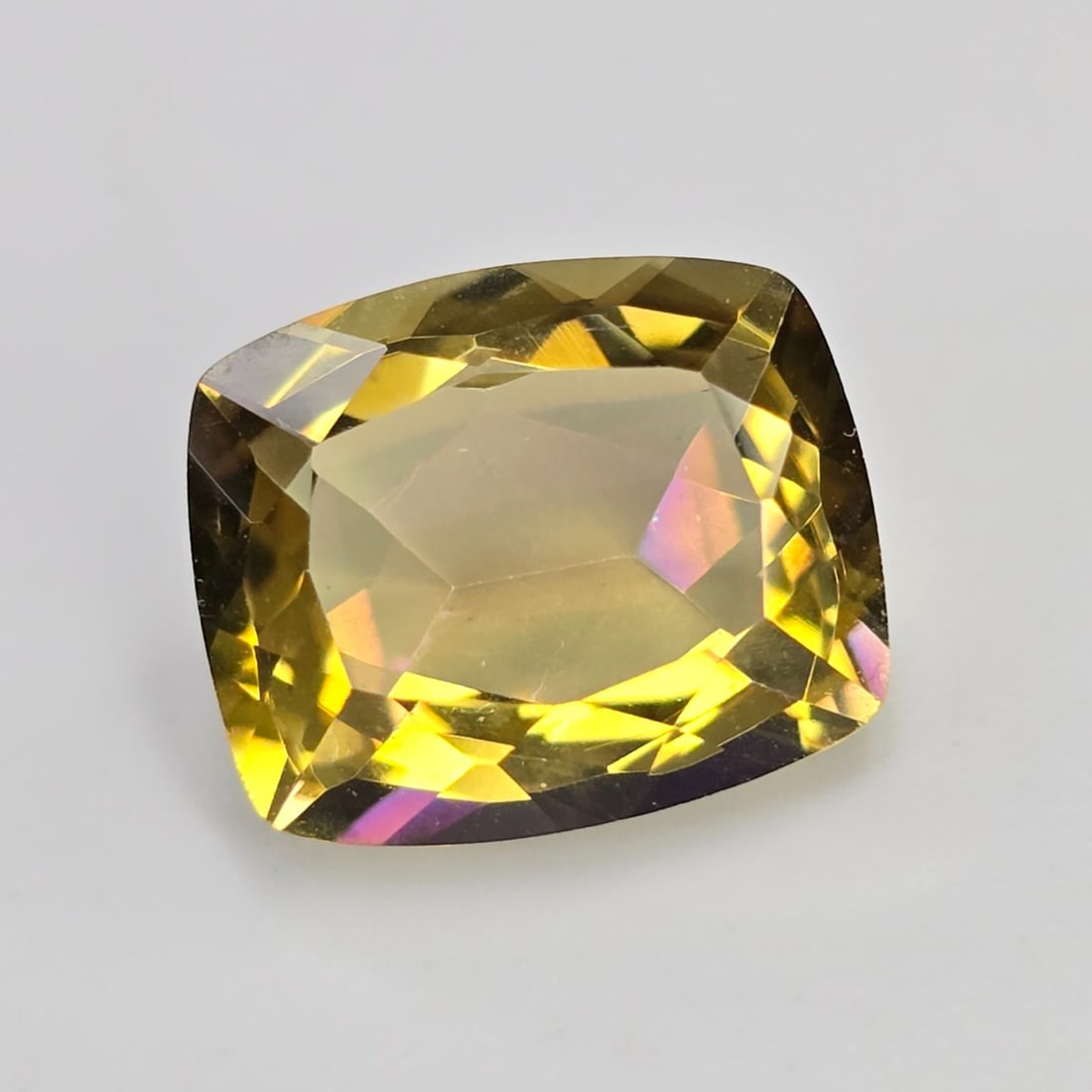 5.15 ct "Top Qulaity" Natural Yellow Mystic Quartz: Gemstones: Natural Mystic Quartz /Carat Weights: 5.15 ct /Size or Dimensions: 12 X 10 X 6.30 mm /Treatment: Coated