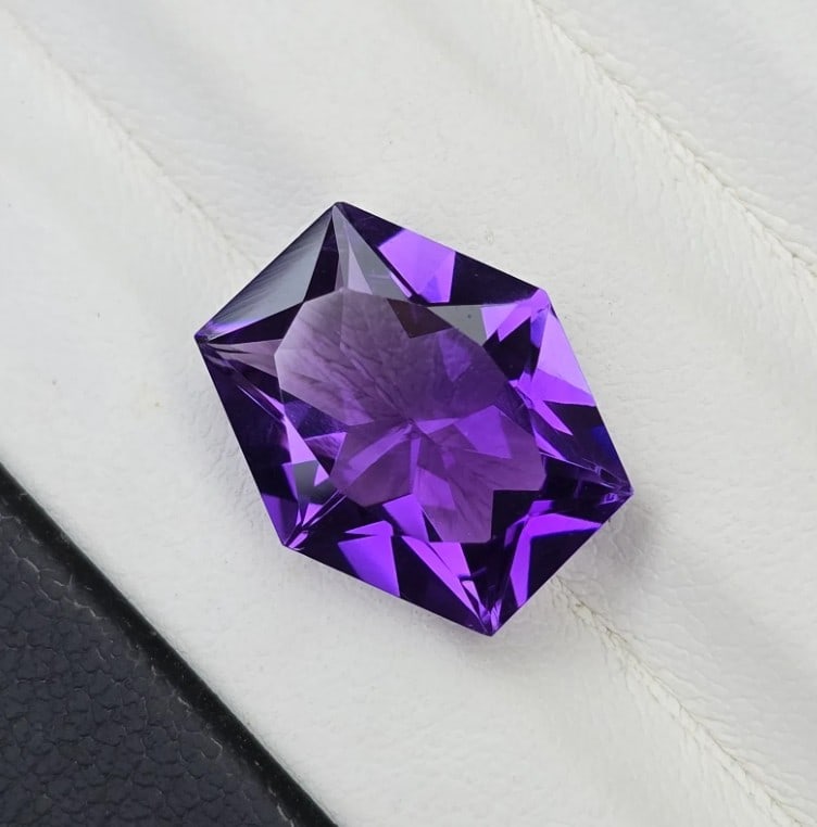 5.97 Ct "Top Quality" Natural Deep Purple African Amethyst: Gemstones: Natural Amethyst /Carat Weights: 5.97 Ct /Size or Dimensions: 13.60 X 11.60 X 7 mm / Treatment: No