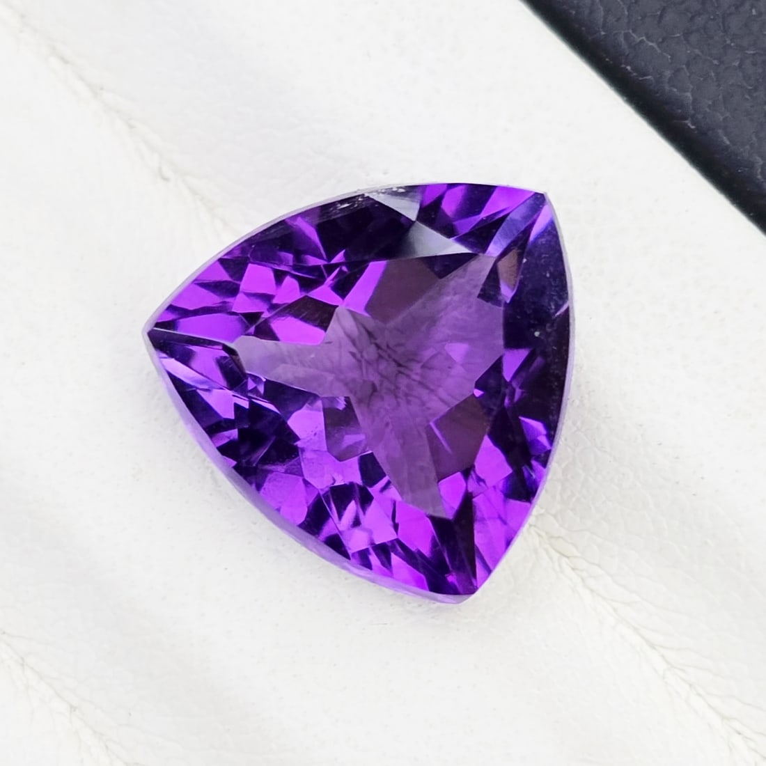 5.02 ct "Top Quality" Natural Deep Purple African Amethyst: Gemstones: Natural African Amethyst /Carat Weights: 5.02 ct /Size or Dimensions: 12 X 11.90 X 6.90 mm /Origin : Africa
