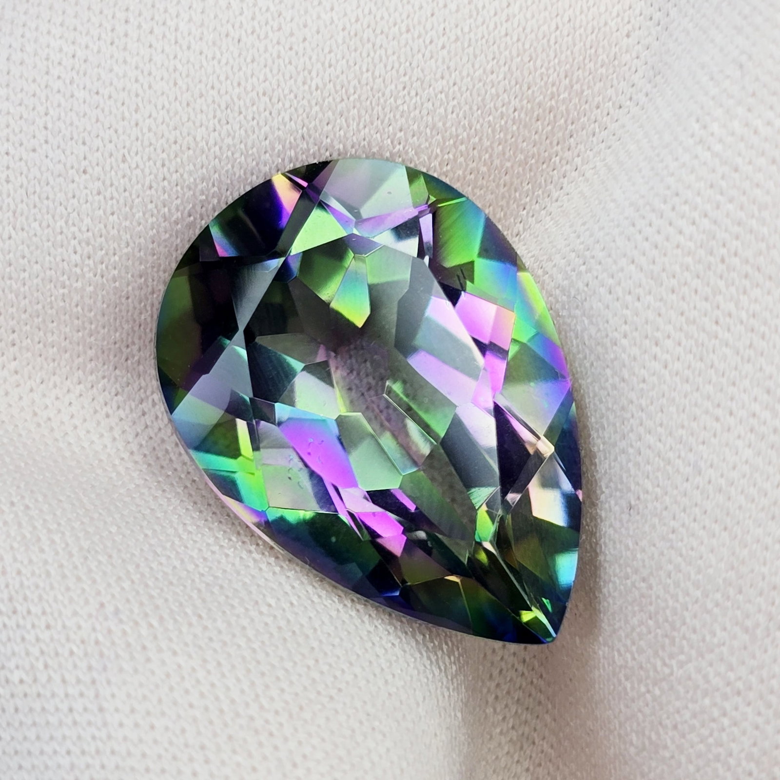 16.90 ct "Top Qulaity" Natural Rainbow Mystic Quartz: Gemstones: Natural Mystic Quartz /Carat Weights: 16.90 ct /Size or Dimensions: 21 X 15 X 10 mm /Treatment: Coated