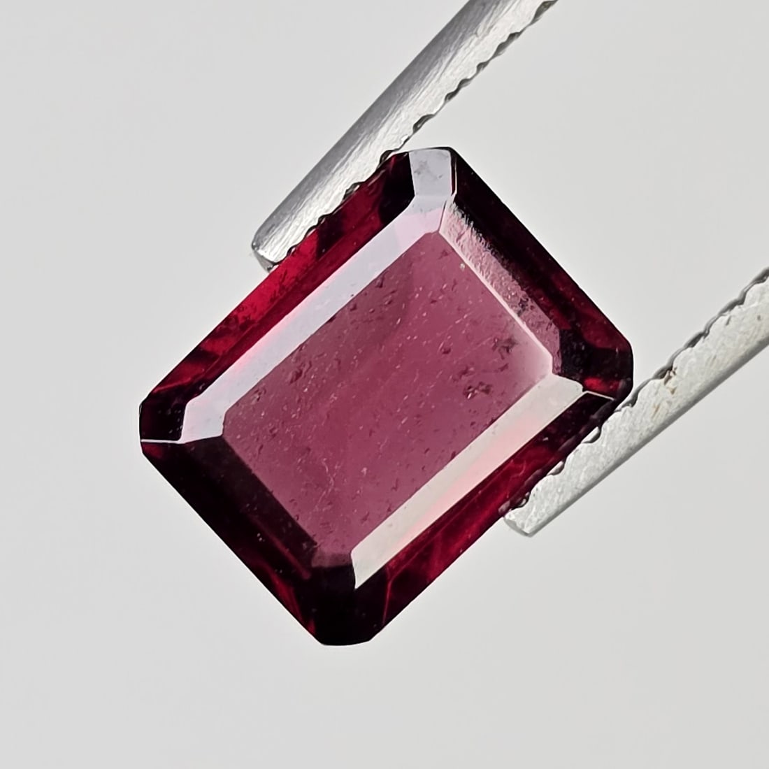 1.87 Ct Natural Rhodolite Garnet: Gemstones: Rhodolite Garnet /Carat Weights: 1.87 ct /Size or Dimensions: 7.70 X 6 X 3.40 mm /