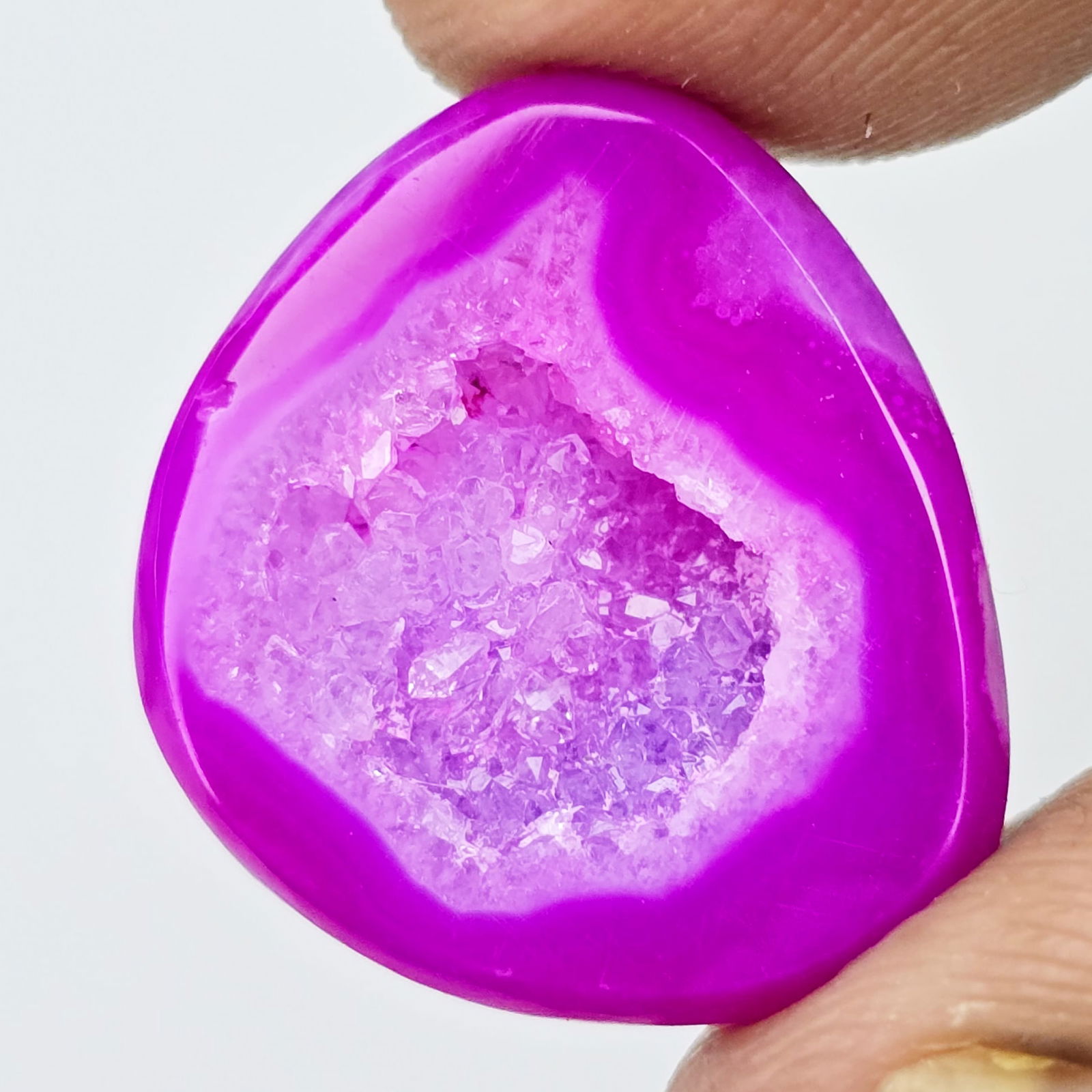 12.47 Ct Natural Onyx Druzy Lace: Gemstones: Natural Onyx /Carat Weights: 12.47 ct /Size or Dimensions: 18.50 X 16.40 X 5.20 mm /Treatment: Coated