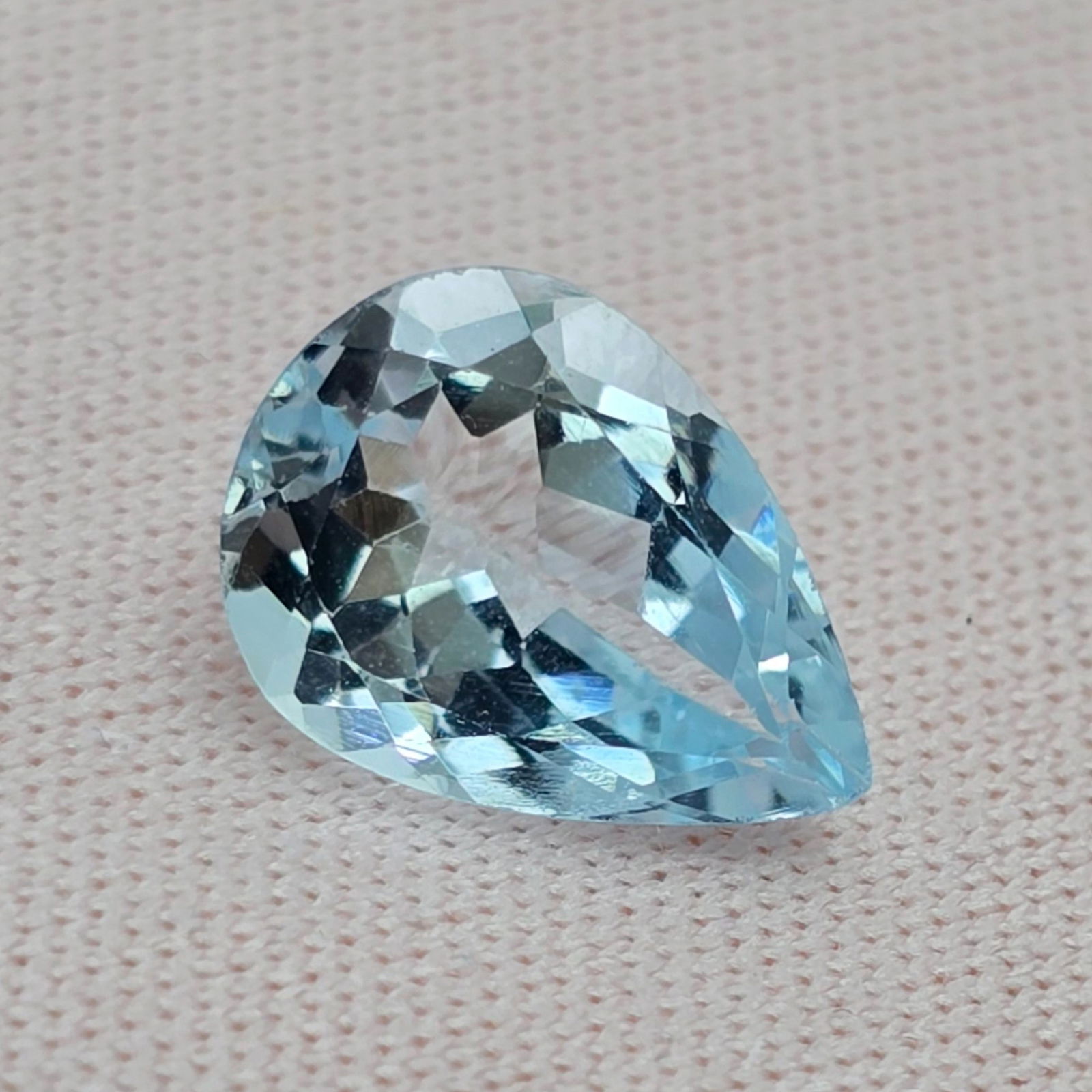 2.65 ct Natural Blue Topaz: Gemstones: Natural Blue Topaz /Carat Weights: 2.65 ct /Size or Dimensions: 10.50 X 7.60 X 4.90 mm /Treatment: Irradiated