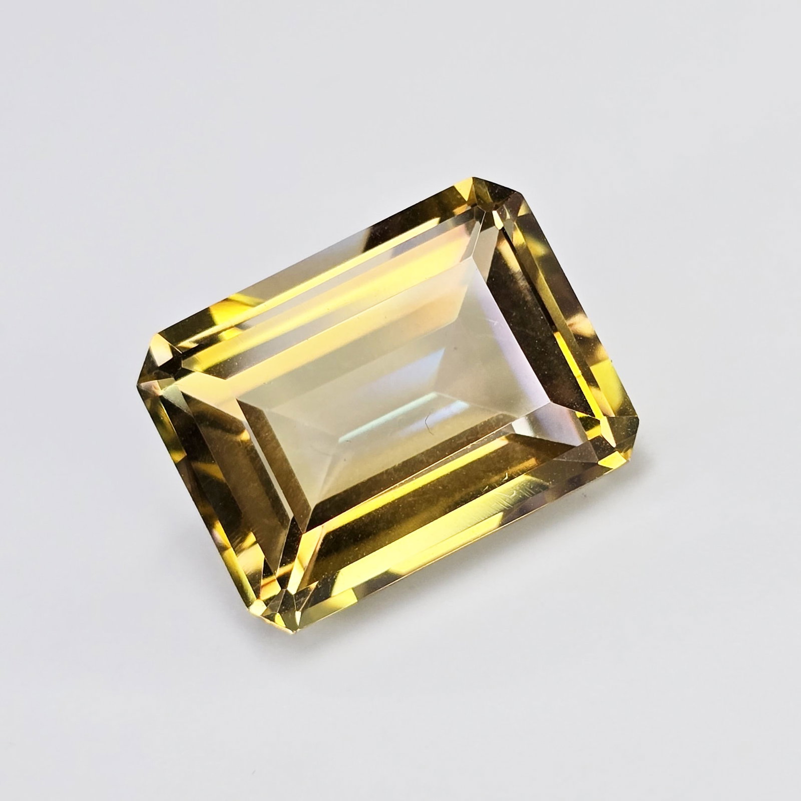 12.84 Ct "AAA Grade" Natural Green Gold Quartz: Gemstones: Natural Green Gold Quartz /Carat Weights: 11.17 ct /Size or Dimensions: 15 X 15 X 10 mm /Treatment: No