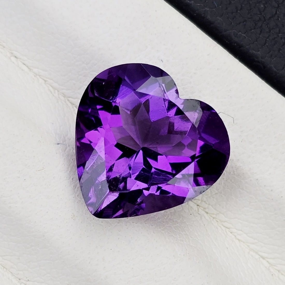 4.68 ct "Top Quality" Natural Deep Purple African Amethyst: Gemstones: Natural African Amethyst /Carat Weights: 4.68 ct /Size or Dimensions: 12 X 12 X 7 mm /Origin : Africa
