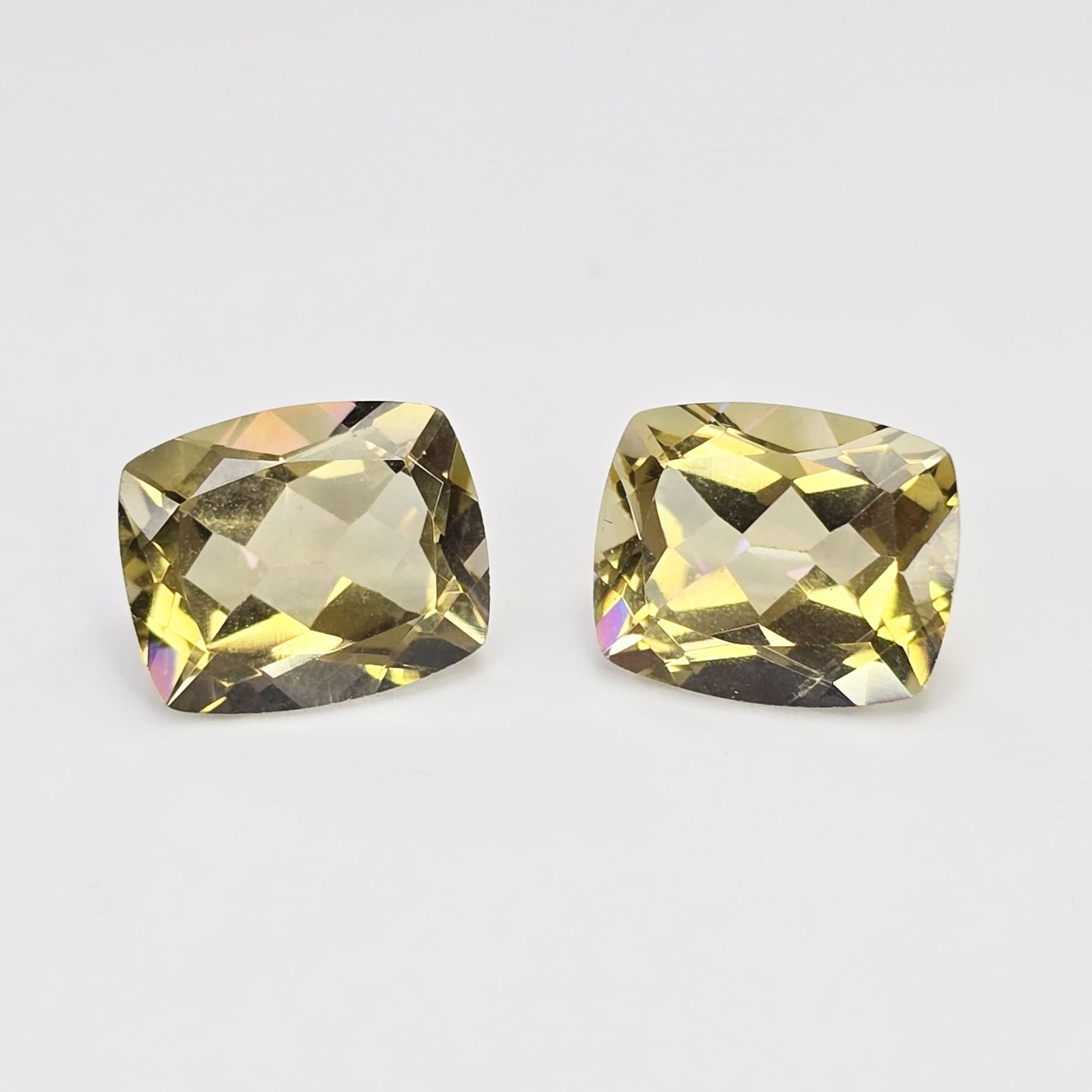 8.21 ct "Top Qulaity" Natural Yellow Mystic Quartz Pair: Gemstones: Natural Mystic Quartz /Carat Weights: 8.21 ct /Size or Dimensions: 11 X 9 mm /Treatment: Coated