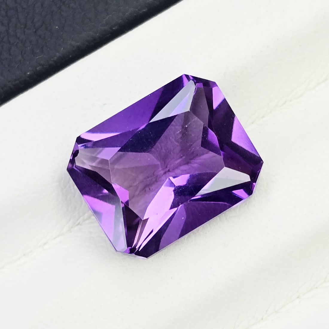 6.35 Ct "Top Quality" Natural Deep Purple African Amethyst: Gemstones: Natural Amethyst /Carat Weights: 6.35 Ct /Size or Dimensions: 13 X 10.40 X 7 mm / Treatment: No