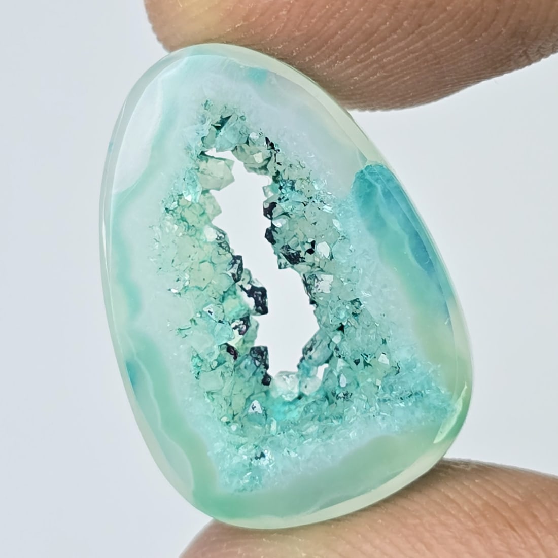 9.35 Ct Natural Onyx Druzy Lace: Gemstones: Natural Onyx /Carat Weights: 9.35 ct /Size or Dimensions: 20 X 14 X 5 mm /Treatment: Coated