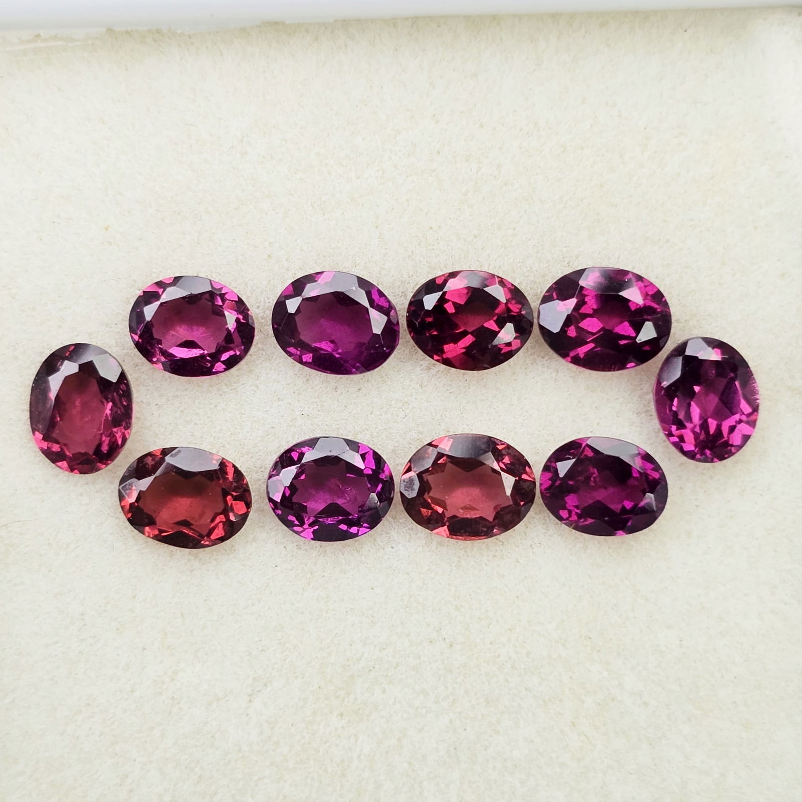3.99 Ct Natural Rhodolite Garnet Oval Set: Gemstones: Rhodolite Garnet /Carat Weights: 3.99 ct /Size or Dimensions: 5 X 4 mm Approx /