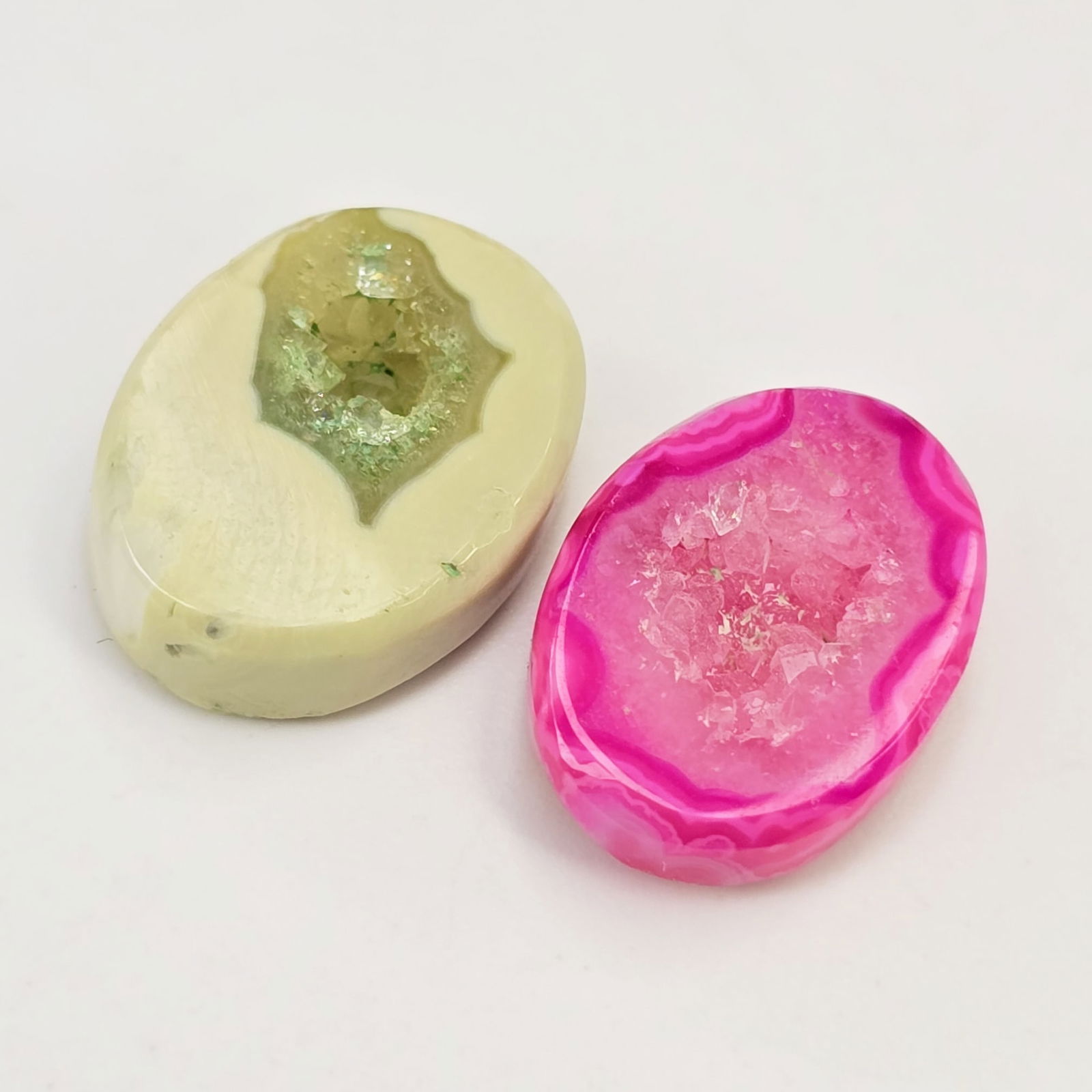 17.47 Ct Natural Onyx Druzy Lace Pair: Gemstones: Natural Onyx /Carat Weights: 17.47 ct /Size or Dimensions: 17 X 11 - 13 X 4.70 mm /Treatment: Coated