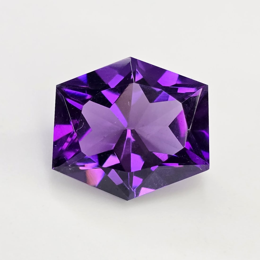 6.46 ct "Top Quality" Natural Deep Purple African Amethyst: Gemstones: Natural African Amethyst /Carat Weights: 6.46 ct /Size or Dimensions: 13 X 12 X 7.70 mm /Origin : Africa