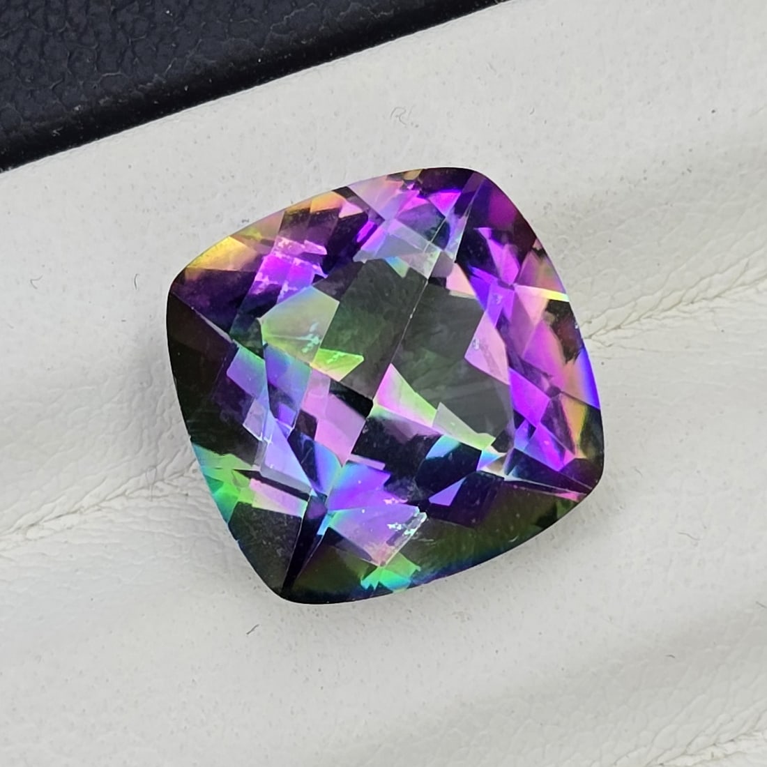 6.44 ct "Top Qulaity" Natural Rainbow Mystic Quartz: Gemstones: Natural Mystic Quartz /Carat Weights: 6.44 ct /Size or Dimensions: 12 X 12 X 7 mm /Treatment: Coated