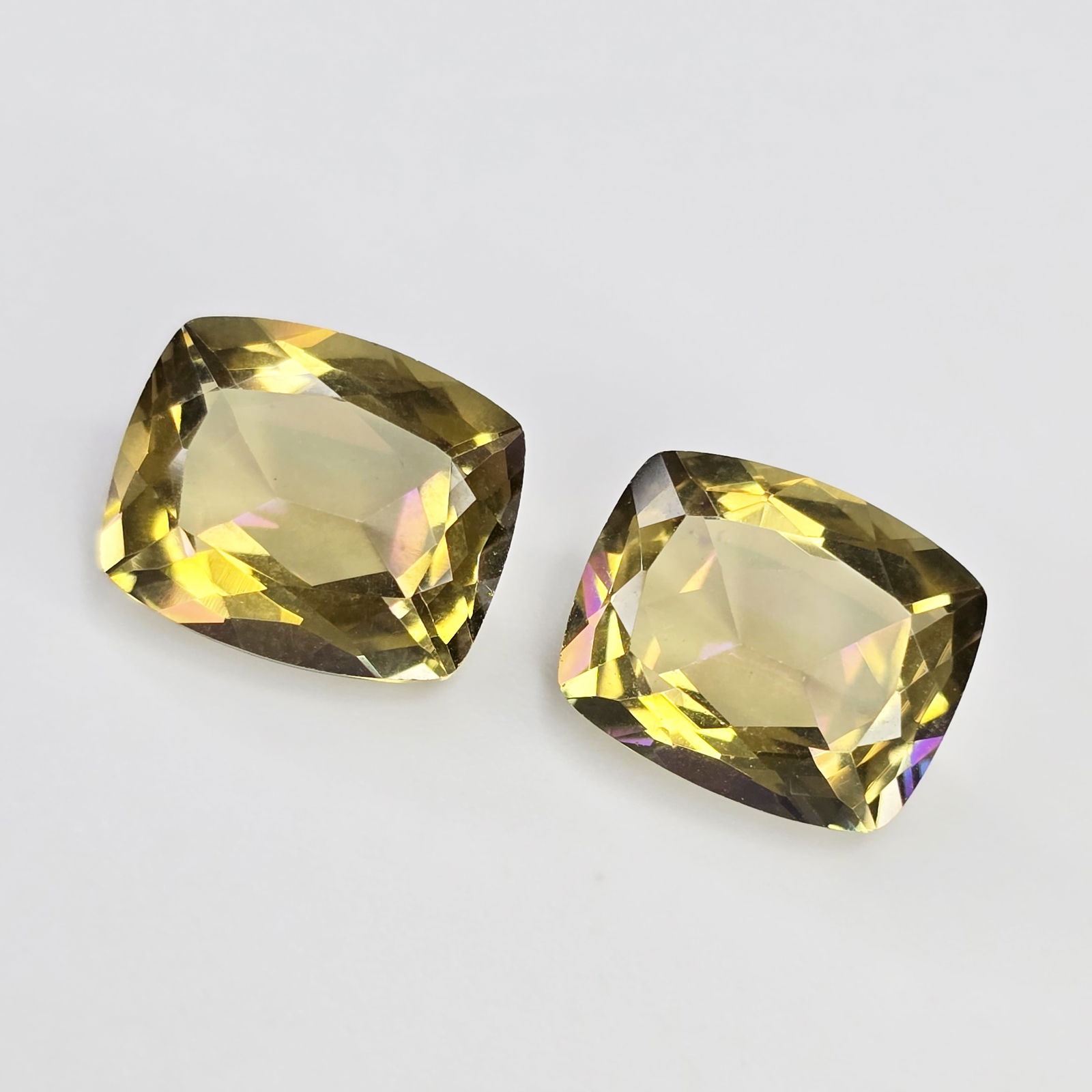 10 ct "Top Qulaity" Natural Yellow Mystic Quartz Pair: Gemstones: Natural Mystic Quartz /Carat Weights: 10 ct /Size or Dimensions: 12 X 10 mm /Treatment: Coated