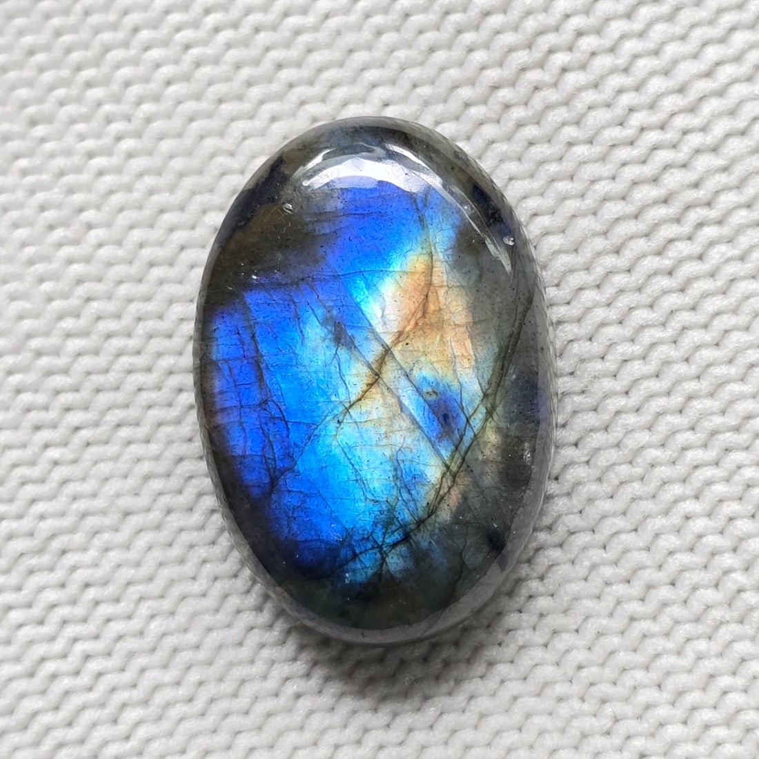 26.29 Ct Natural Multicolor Labradorite: Gemstones: Natural LabradoriteCarat Weights: 26.29 ct Size/Dimensions: 25 X 17 X 7 mmTreatment: No