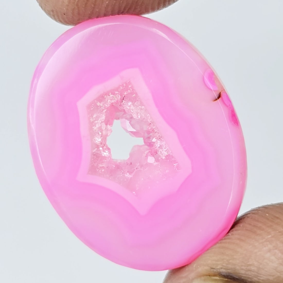 14.79 Ct Natural Onyx Druzy Lace: Gemstones: Natural Onyx /Carat Weights: 14.79 ct /Size or Dimensions: 21.50 X 17.30 X 4.50 mm /Treatment: Coated