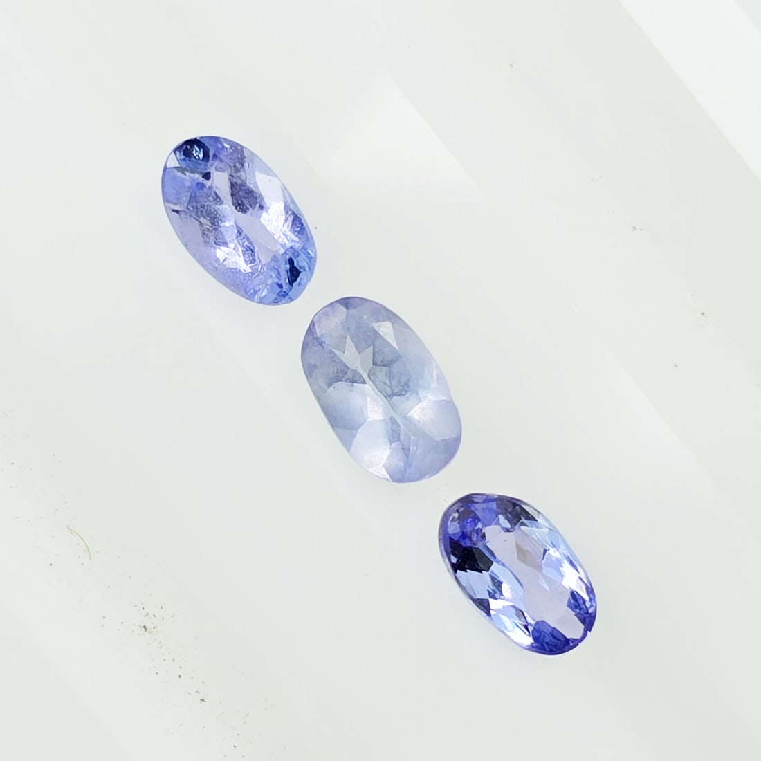 0.68 Ct "Flawless" Natural Tanzanite Oval Set: Gemstones: Natural Tanzanite /Carat Weights: 0.68 ct /Size or Dimensions: 5 X 3 mm Approx /Origin : Tanzania