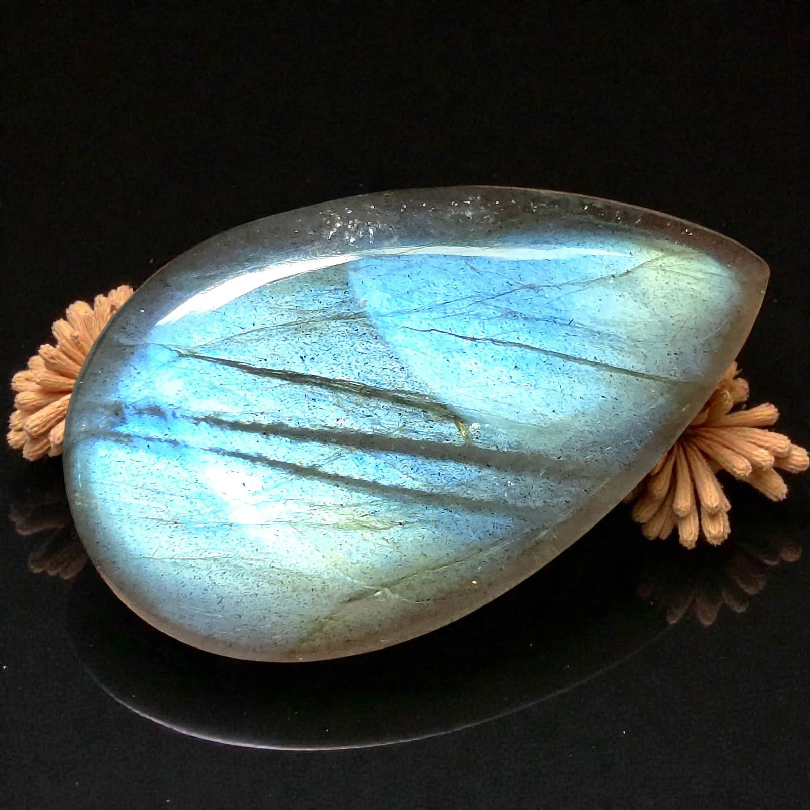 24.97 Ct Natural Blue Flash Labradorite (1 of 4)