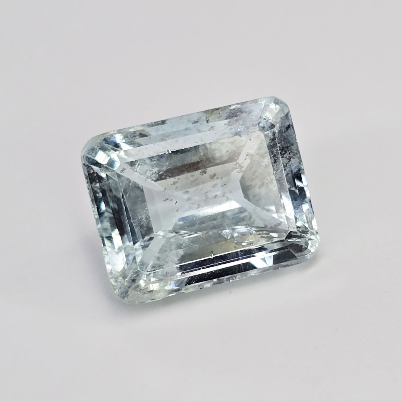 5.95 ct Natural Aquamarine: Gemstones: Natural Aquamarine /Carat Weights: 5.95 ct /Size or Dimensions: 12.30 X 9.90 X 6.70 mmTreatment: Natural