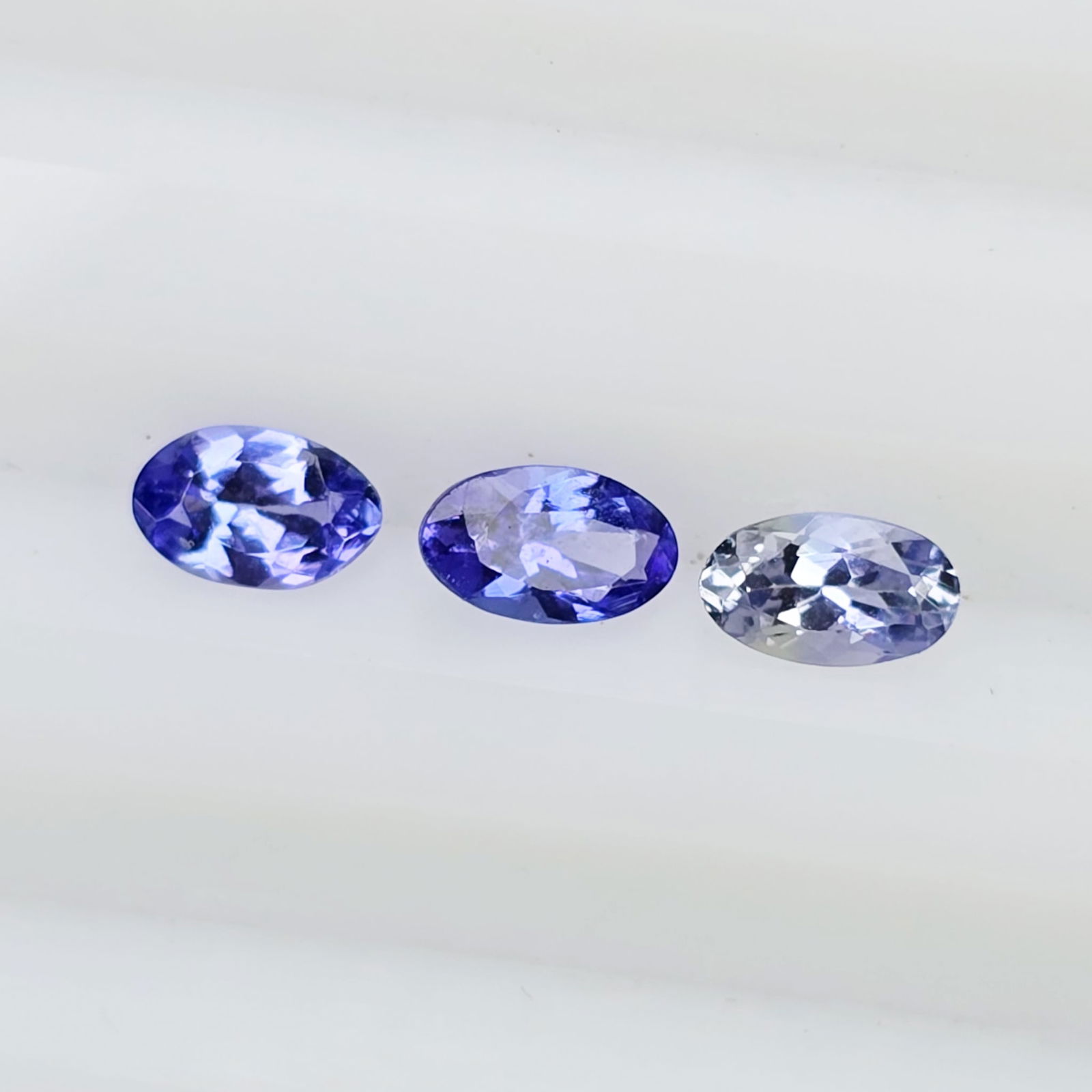 0.76 Ct "Flawless" Natural Tanzanite Oval Set: Gemstones: Natural Tanzanite /Carat Weights: 0.76 ct /Size or Dimensions: 5 X 3 mm Approx /Origin : Tanzania