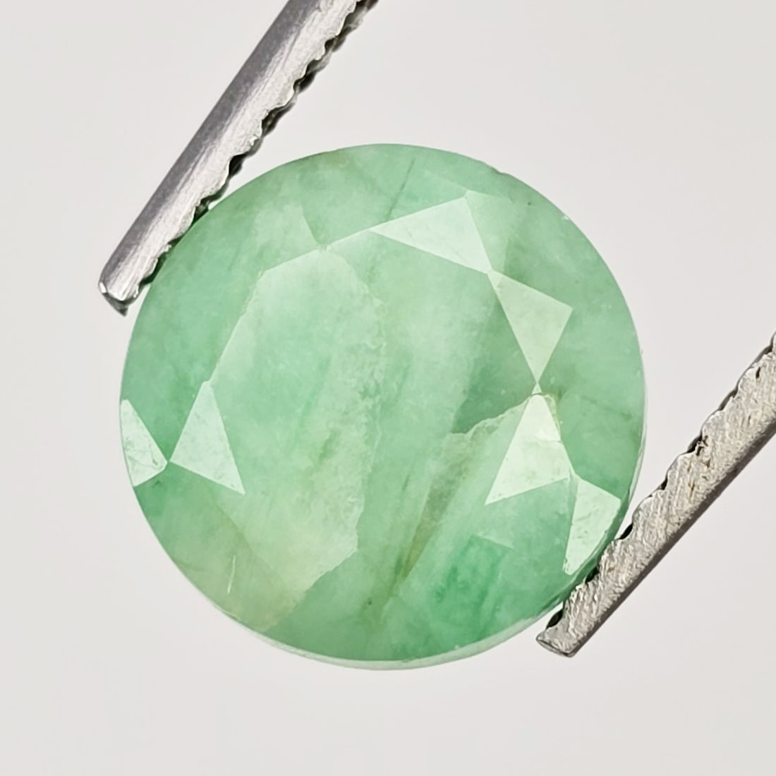 2.07 ct Natural Sakota Emerald: Gemstones: Natural Sakota Emerald /Carat Weights: 2.07 ct /Size or Dimensions: 8 X 8 X 5.40 mm Approx /Origin : Brazil