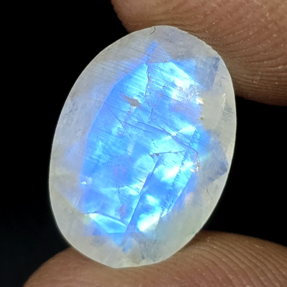 4.05 Ct Natural Royal Blue Moonstone Oval Cut: Gemstones: Natural Blue Moonstone /Carat Weights: 4.05 Ct /Size or Dimensions: 14 X 10 X 4.70 mm