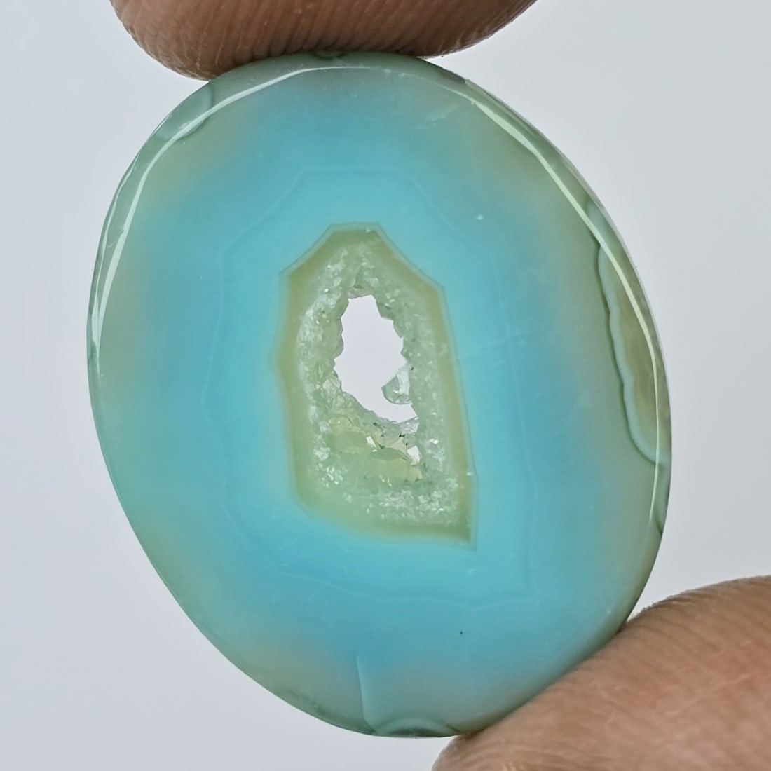 15.19 Ct Natural Onyx Druzy Lace: Gemstones: Natural Onyx /Carat Weights: 15.19 ct /Size or Dimensions: 22.50 X 18 X 4 mm /Treatment: Coated