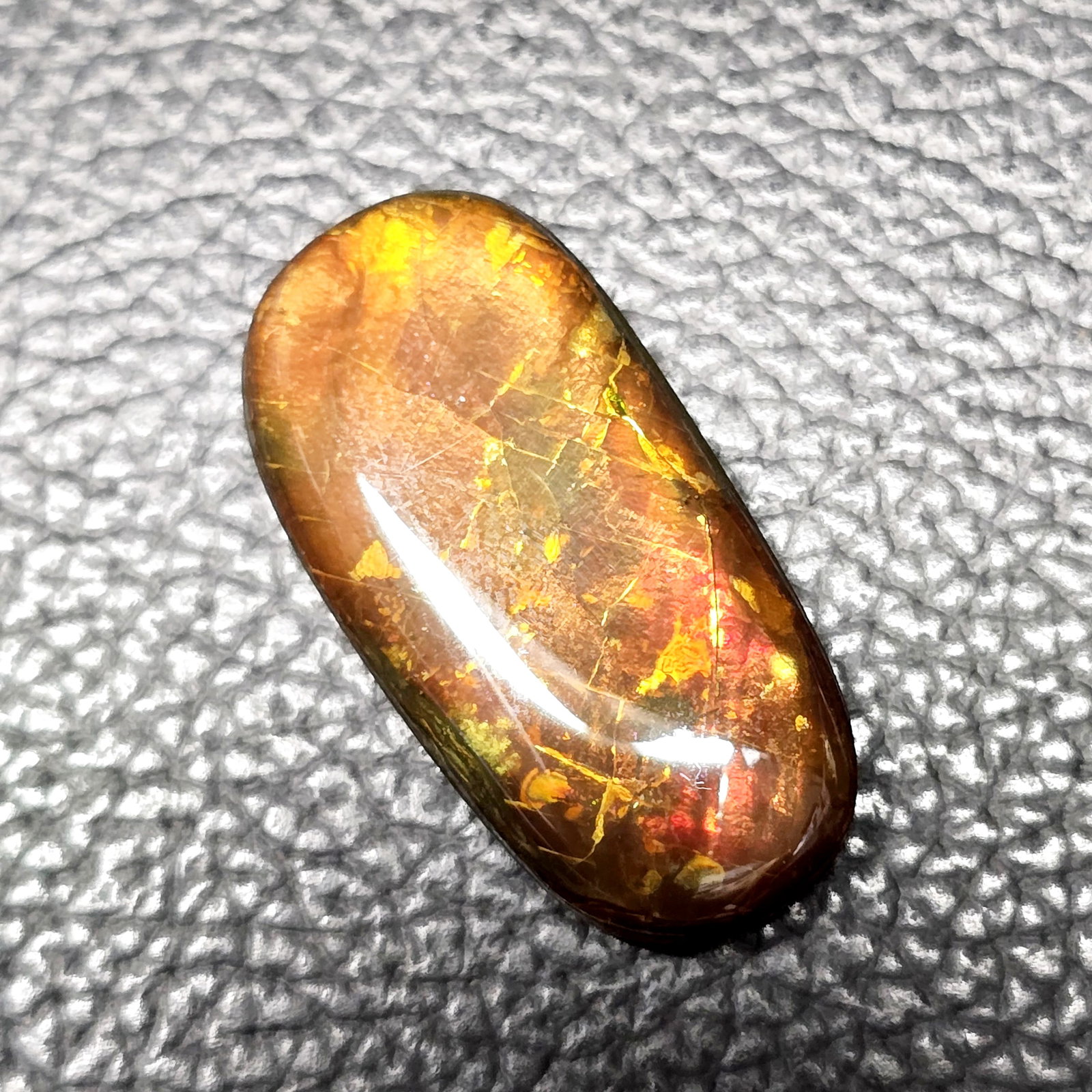 19.41 Ct "Stunning" Natural Ammolite: Gemstones: Natural Ammolite /Carat Weights: 19.41 ct /Size or Dimensions: 31 X 15.30 X 4.75 mm /Treatment: No