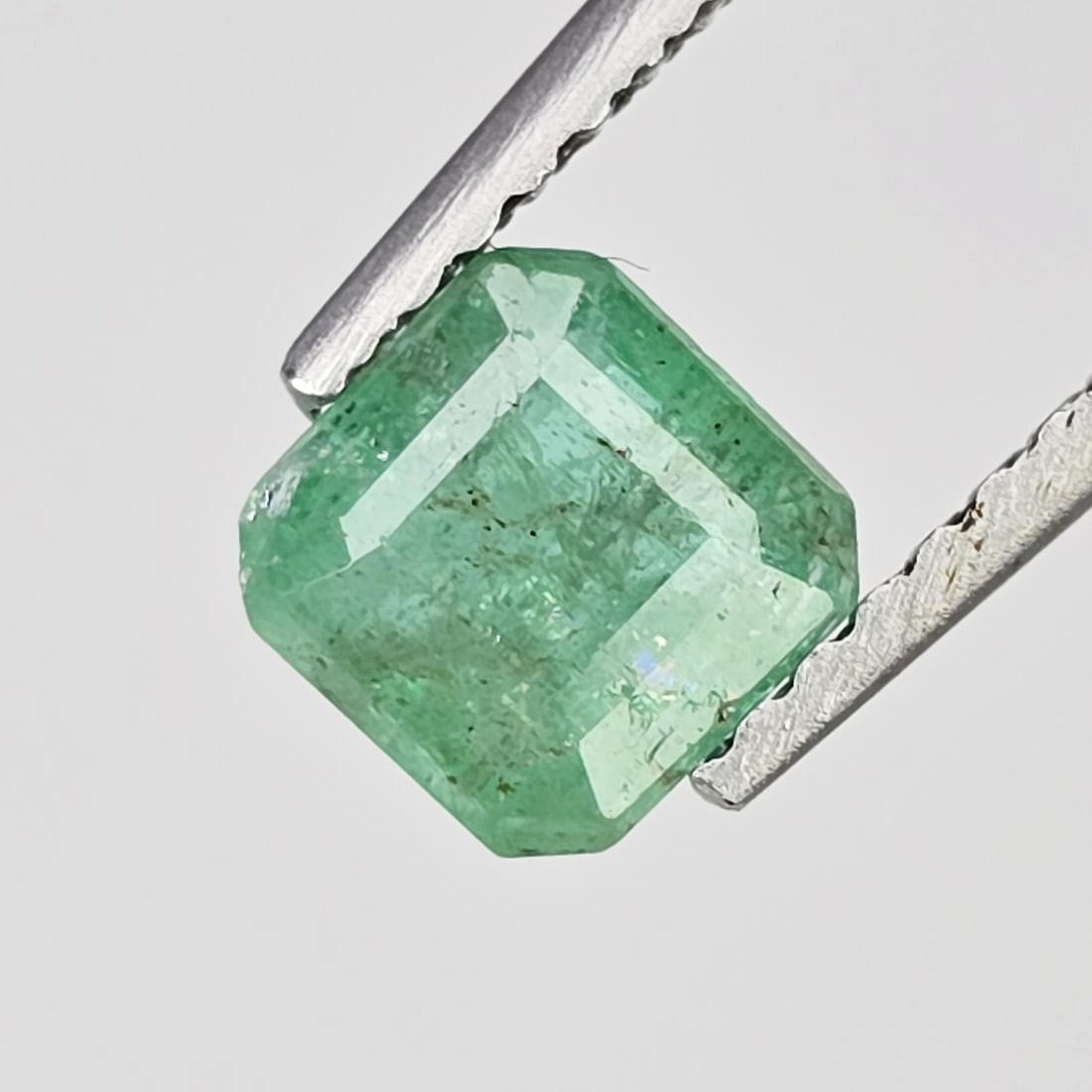 0.77 ct Natural Zambian Emerald: Gemstones: Natural Emerald / Carat Weights: 0.77 ct / Size or Dimensions: 5.20 X 3.60 mm Approx / Treatment : Colorless Oil