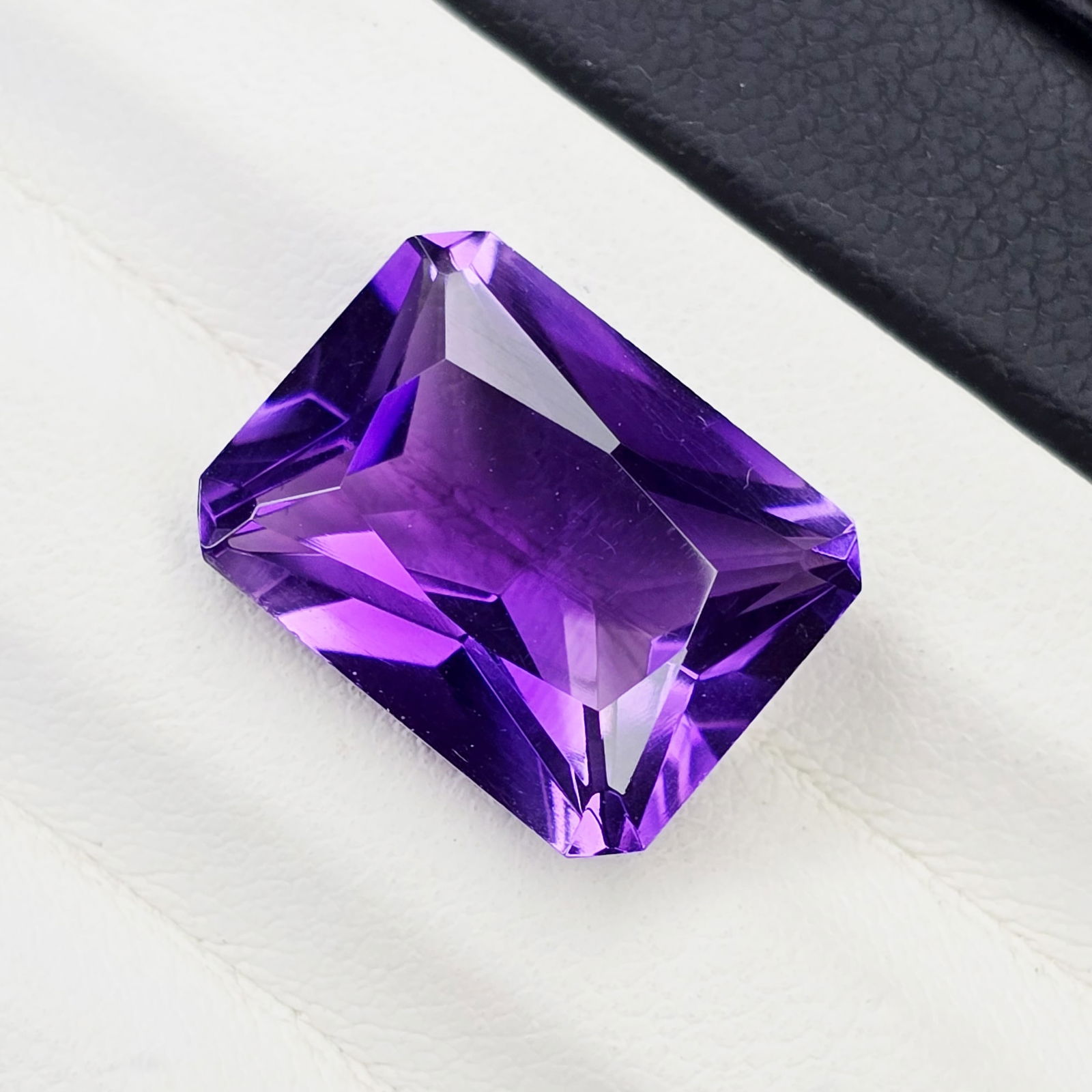 9.03 ct "Top Quality" Natural Deep Purple African Amethyst: Gemstones: Natural African Amethyst /Carat Weights: 9.03 ct /Size or Dimensions: 15 X 11.30 X 7.70 mm /Origin : Africa