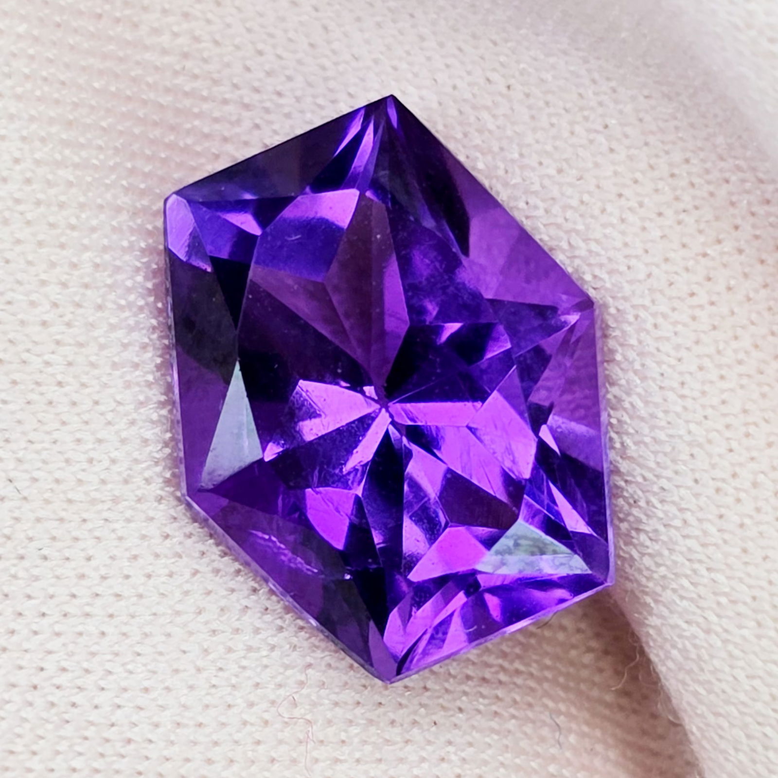 6.45 ct "Top Quality" Natural Deep Purple African Amethyst: Gemstones: Natural African Amethyst /Carat Weights: 6.45 ct /Size or Dimensions: 13 X 11 X 8 MM Appprox / Origin : Africa