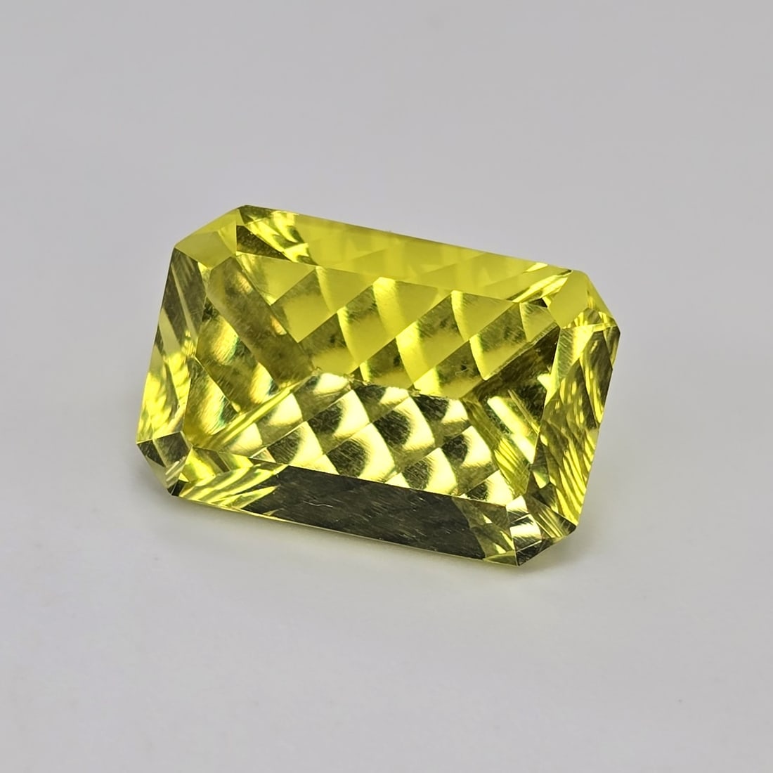9.37 Ct "AAA Grade" Natural Green Gold Quartz: Gemstones: Natural Green Gold Quartz /Carat Weights: 9.37 ct /Size or Dimensions: 15.70 X 10.50 X 8.50 mm /Treatment: No