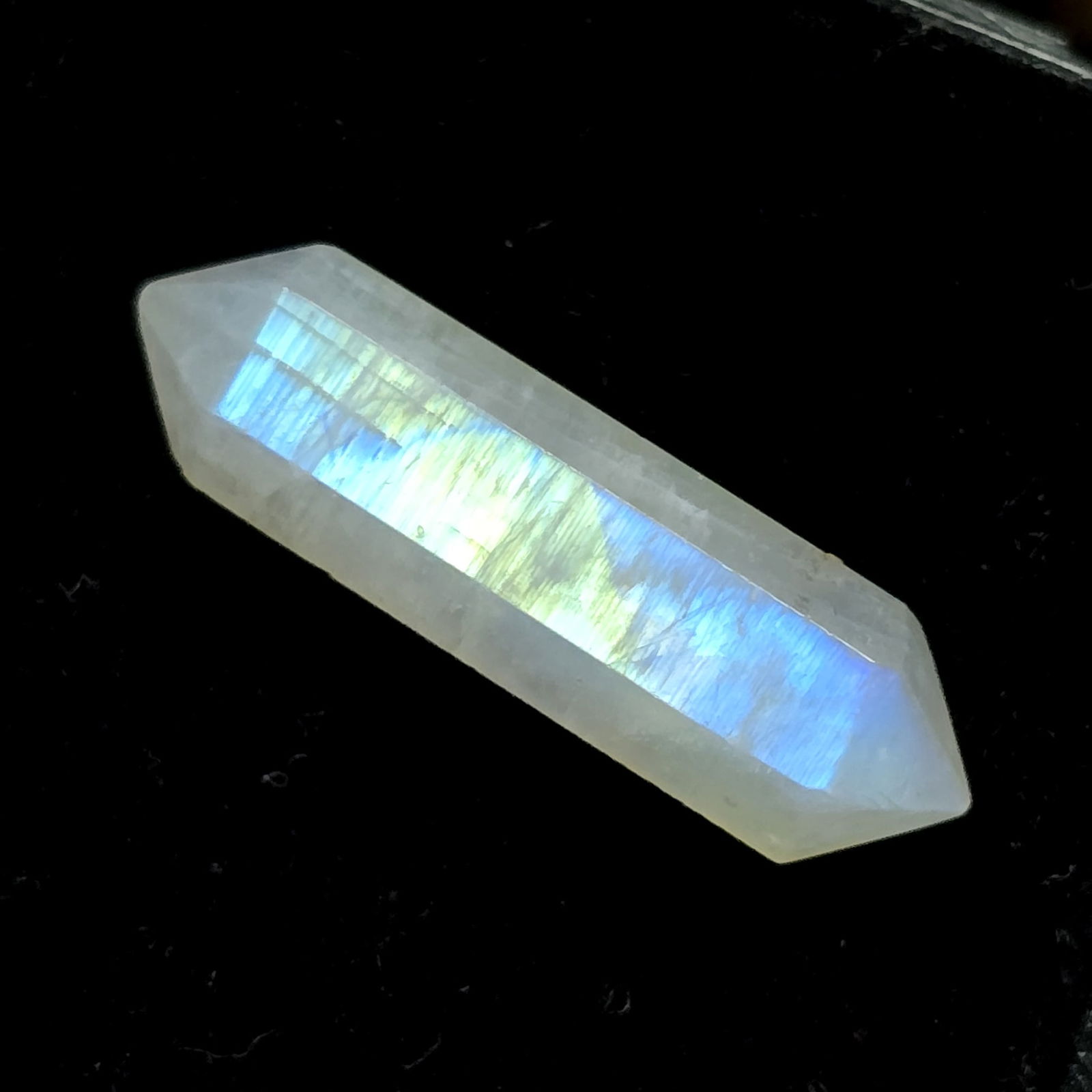 10.55 Ct Natural Blue Moonstone Pencil: Gemstones: Natural Blue Moonstone /Carat Weights: 10.55 Ct /Size or Dimensions: 25.50 X 6.70 mm Approx