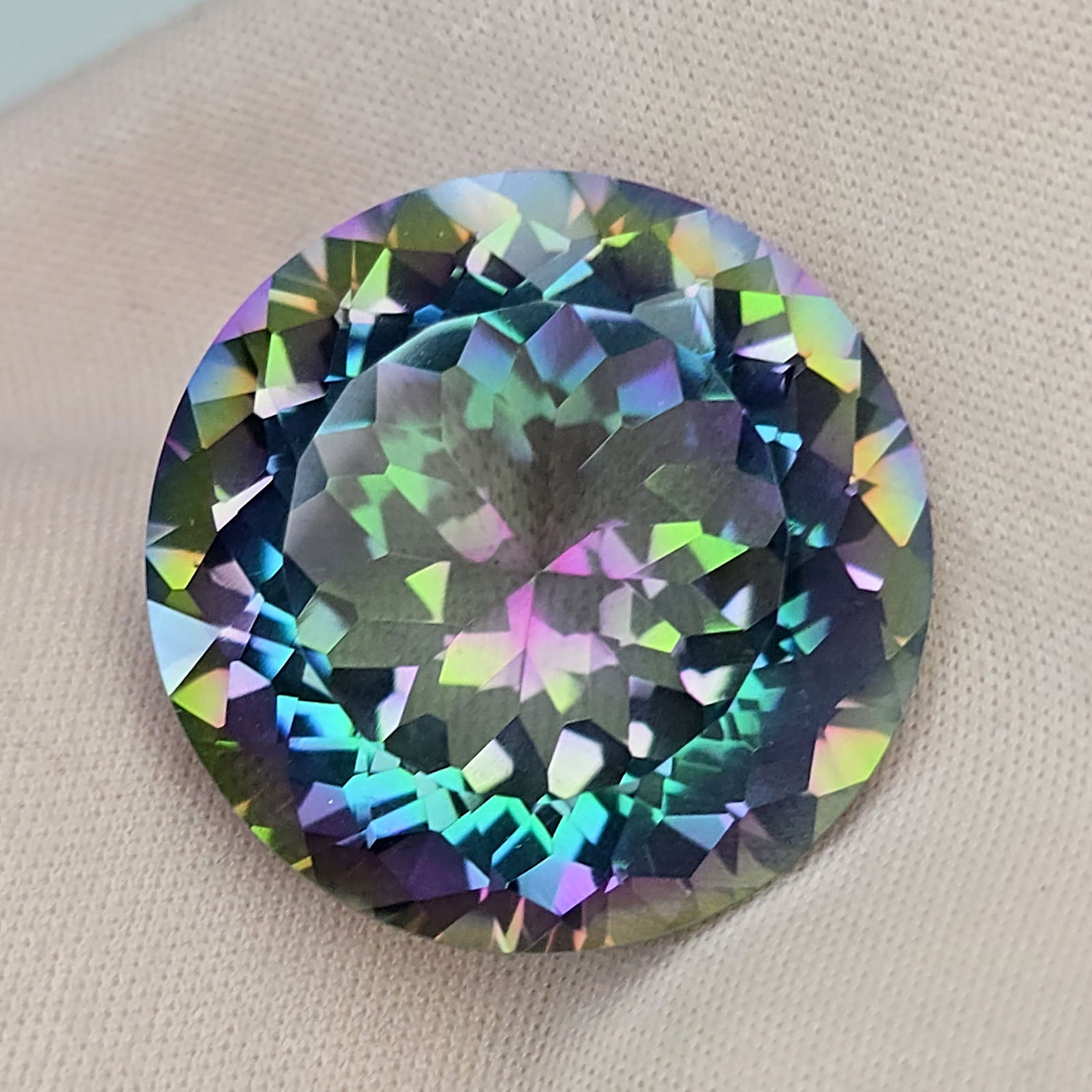 52.18 ct "Top Qulaity" Natural Rainbow Mystic Quartz: Gemstones: Natural Mystic Quartz /Carat Weights: 52.18 ct /Size or Dimensions: 25 X 25 X 16 mm /Treatment: Coated