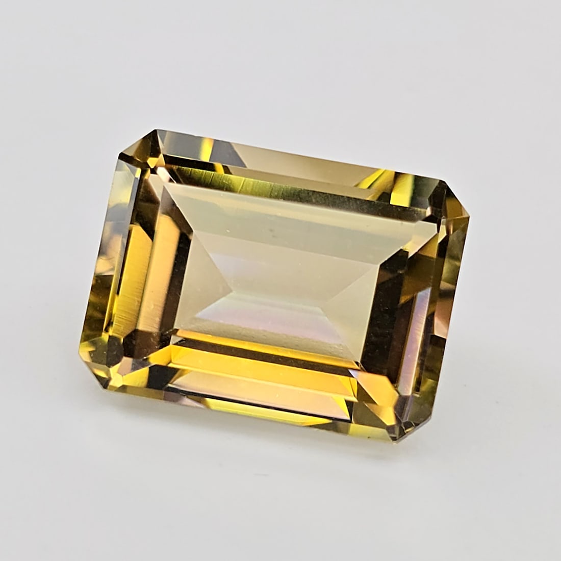 11.46 ct "Top Qulaity" Natural Yellow Mystic Quartz: Gemstones: Natural Mystic Quartz /Carat Weights: 11.46 ct /Size or Dimensions: 16 X 12 X 8 mm /Treatment: Coated