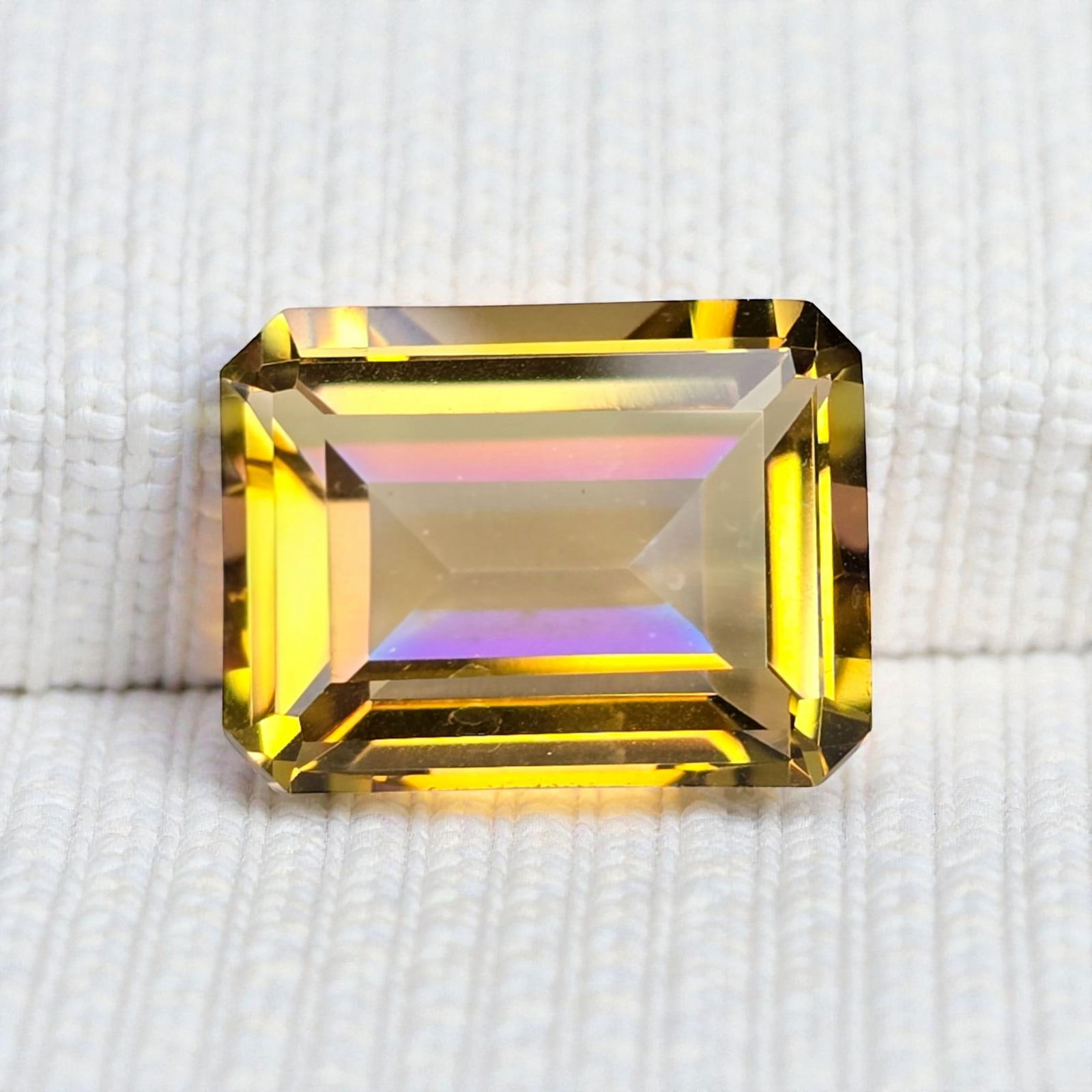 11.66 ct "Top Qulaity" Natural Yellow Mystic Quartz: Gemstones: Natural Mystic Quartz /Carat Weights: 11.66 ct /Size or Dimensions: 16 X 12 X 8 mm /Treatment: Coated