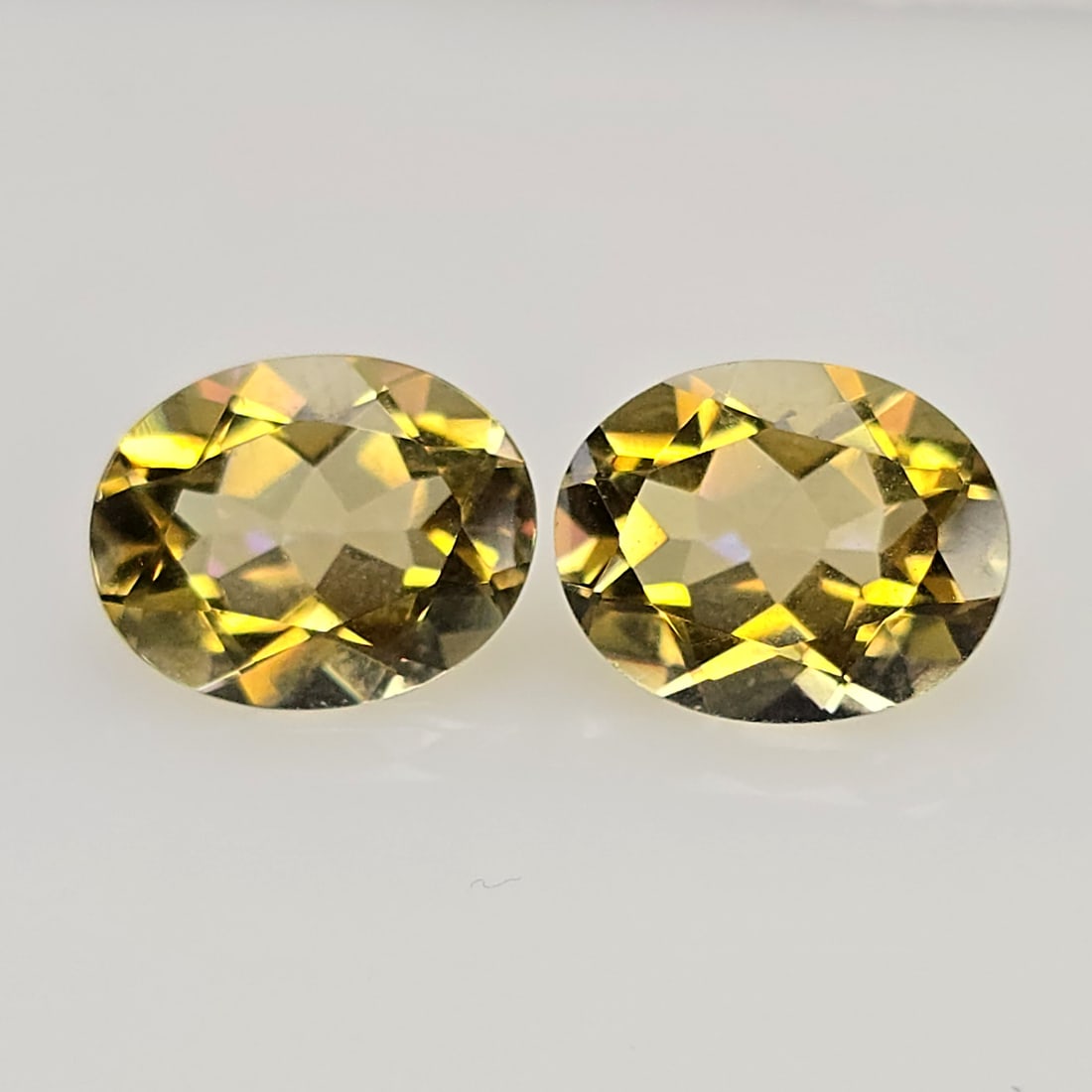 4.81 ct "Top Qulaity" Natural Yellow Mystic Quartz Pair: Gemstones: Natural Mystic Quartz /Carat Weights: 4.81 ct /Size or Dimensions: 10 X 8 X 5 mm /Treatment: Coated