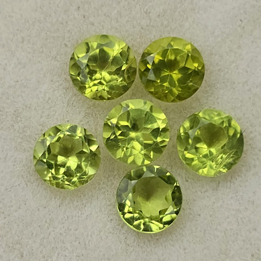 1.80 ct Natural Peridot Set: Gemstones: Natural Peridot /Carat Weights: 1.80 ct /Size or Dimensions: 4 mm Approx /Treatment: No