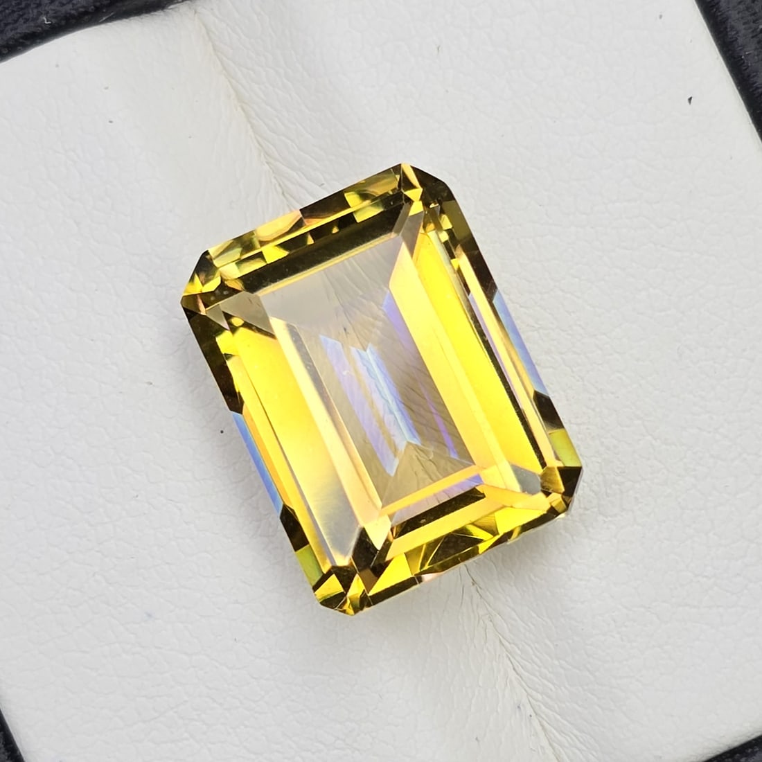 12.25 ct "Top Qulaity" Natural Yellow Mystic Quartz: Gemstones: Natural Mystic Quartz /Carat Weights: 12.25 ct /Size or Dimensions: 16 X 12 X 8.20 mm /Treatment: Coated