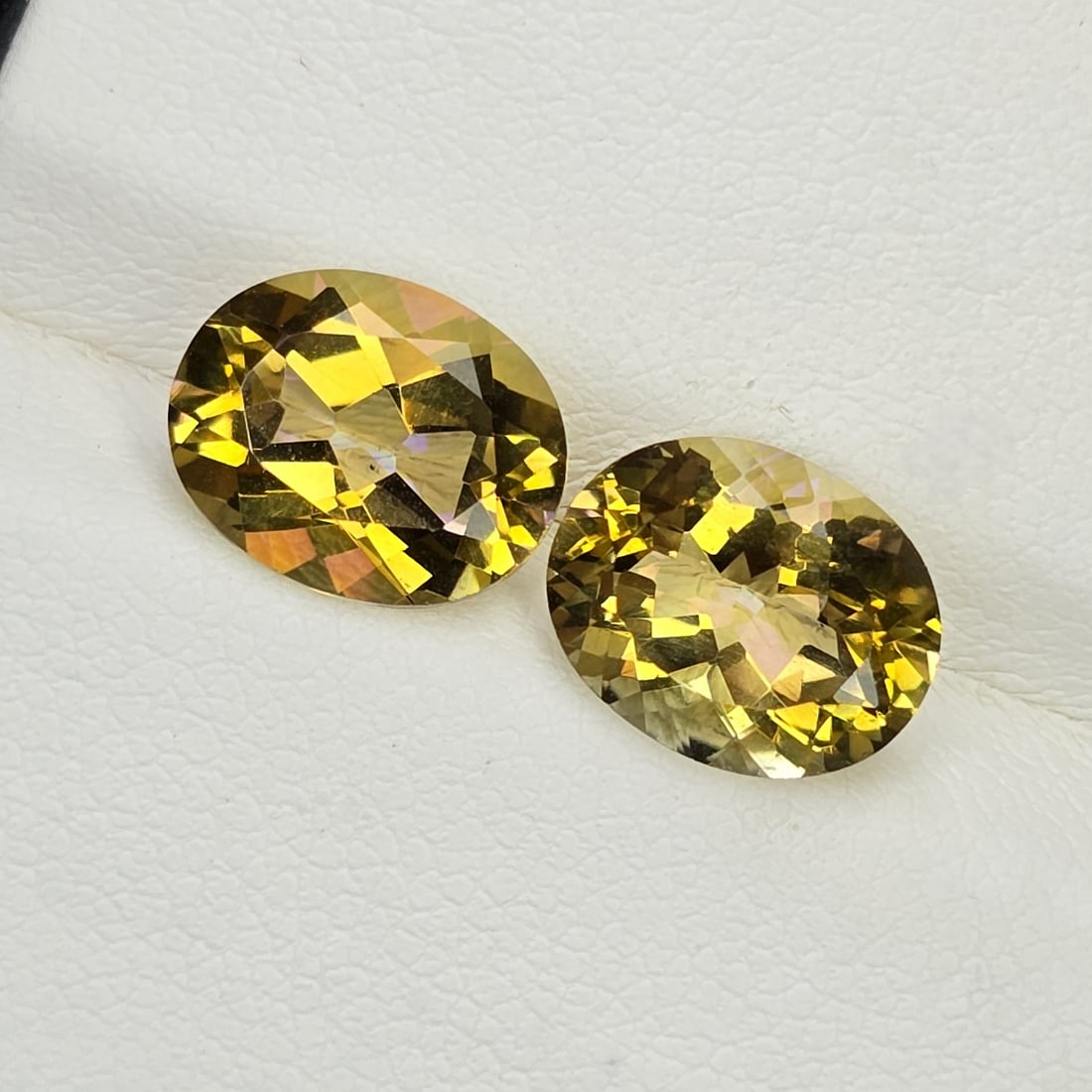 4.98 ct "Top Qulaity" Natural Yellow Mystic Quartz Pair: Gemstones: Natural Mystic Quartz /Carat Weights: 4.98 ct /Size or Dimensions: 10 X 8 X 5.50 mm /Treatment: Coated