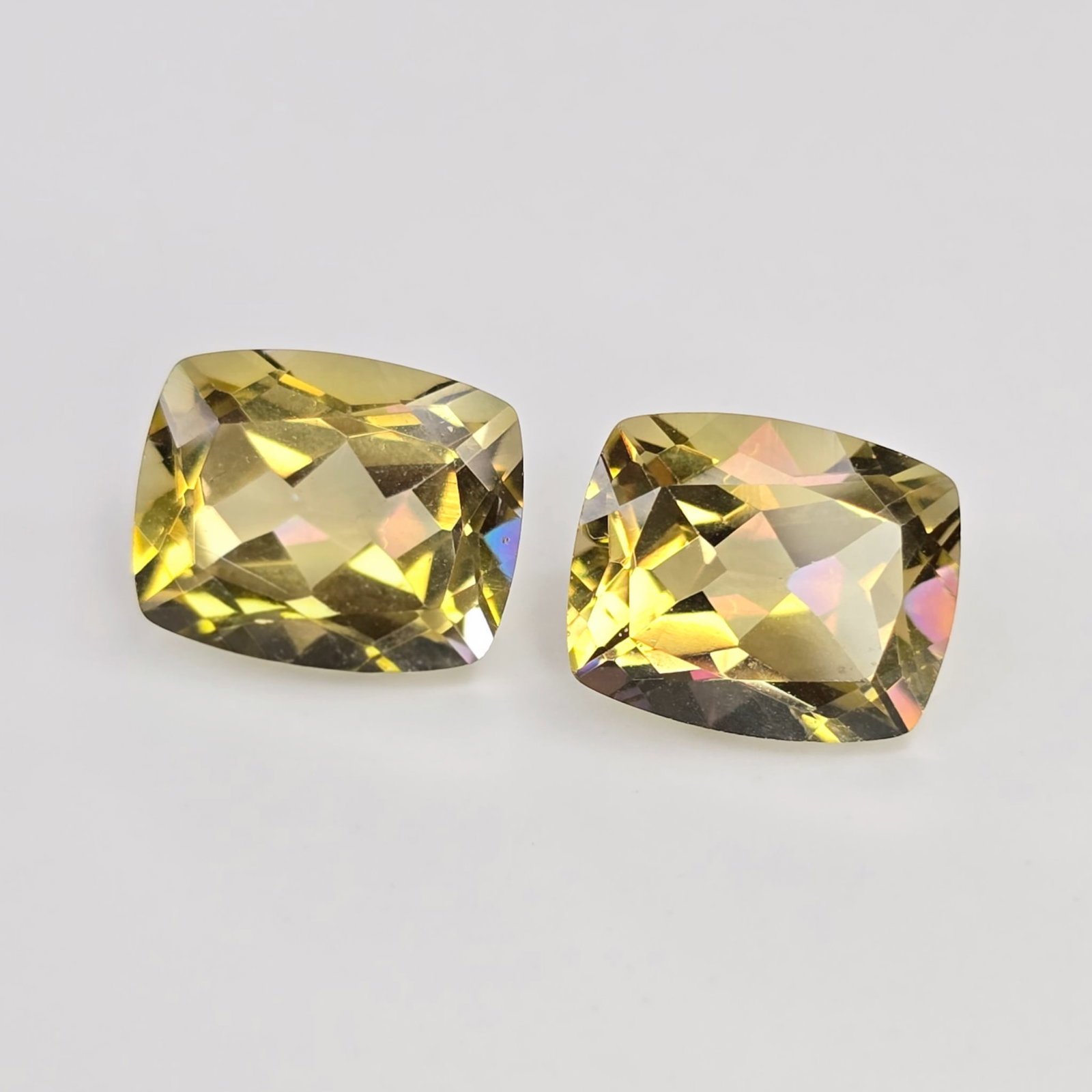 8.07 ct "Top Qulaity" Natural Yellow Mystic Quartz Pair: Gemstones: Natural Mystic Quartz /Carat Weights: 8.07 ct /Size or Dimensions: 11 X 9 X 6 mm /Treatment: Coated