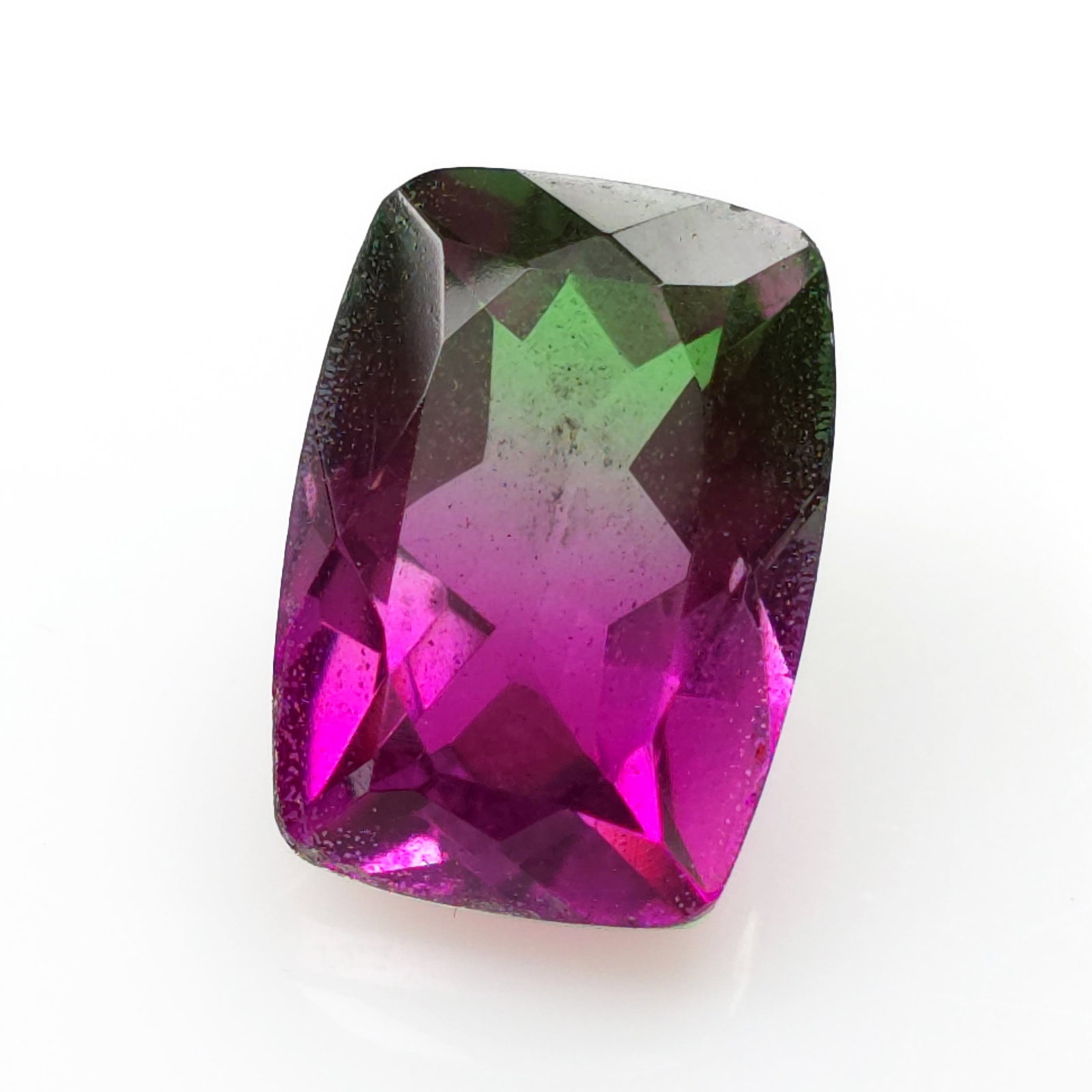 6.94 Ct "Beautiful" Watermelon Doublet Quartz: Gemstones: Natural Quartz /Carat Weights: 6.94 ct /Size or Dimensions: 14 X 10 mm Approx /Treatment: Doublet QuartzThis beautiful gemstone is crafted from two layers of natural quartz, forming a stunn