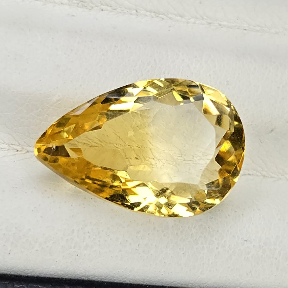 9.81 Ct Natural Citrine: Gemstones: Natural Citrine /Carat Weights: 9.81 Ct /Size or Dimensions: 17.30 X 11.65 X 8.20 mm Approx