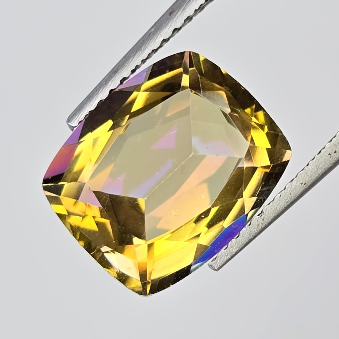 5.55 ct "Top Qulaity" Natural Yellow Mystic Quartz: Gemstones: Natural Mystic Quartz /Carat Weights: 5.55 ct /Size or Dimensions: 12 X 10 mm Approx /Treatment: Coated
