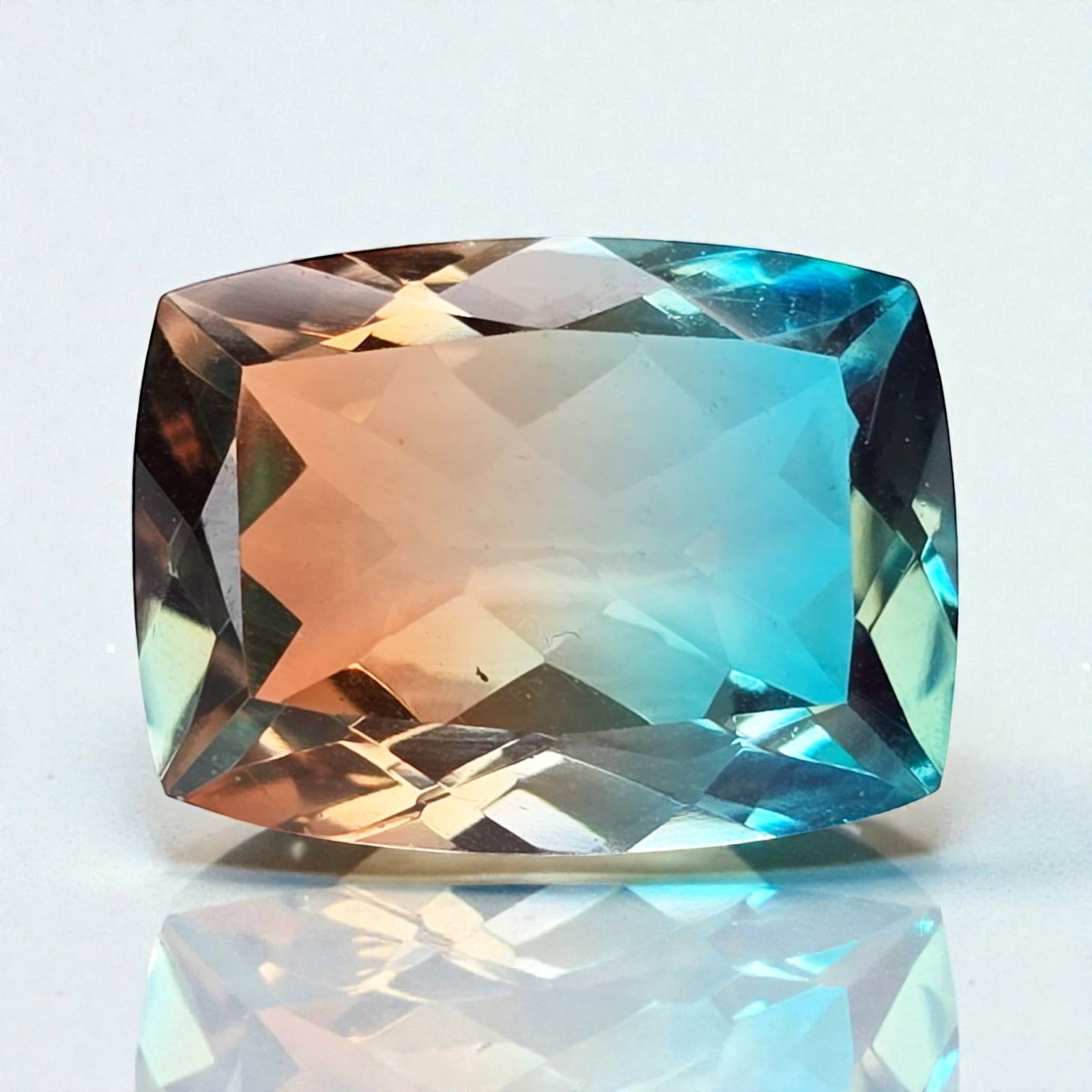 10.23 Ct "Beautiful"Aqua Terra Costa Doublet Quartz Set: Gemstones: Natural Quartz /Carat Weights: 10.23 ct /Size or Dimensions: 16 x 12 mm Approx /Treatment: Doublet QuartzThis beautiful gemstone is crafted from two layers of natural quartz, forming a stun