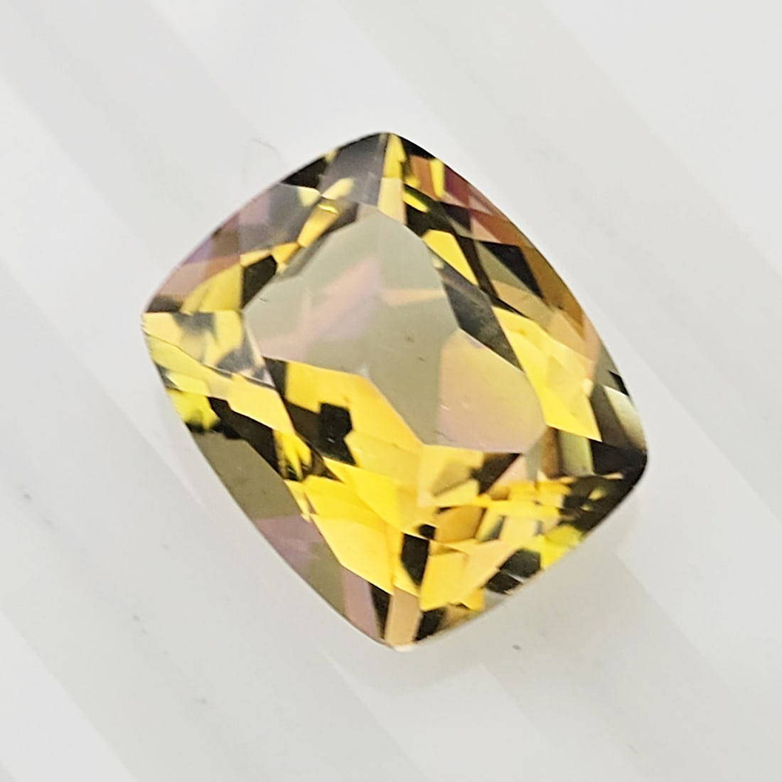 5.34 ct "Top Qulaity" Natural Yellow Mystic Quartz: Gemstones: Natural Mystic Quartz /Carat Weights: 5.34 ct /Size or Dimensions: 12 X 10 X 7 mm /Treatment: Coated