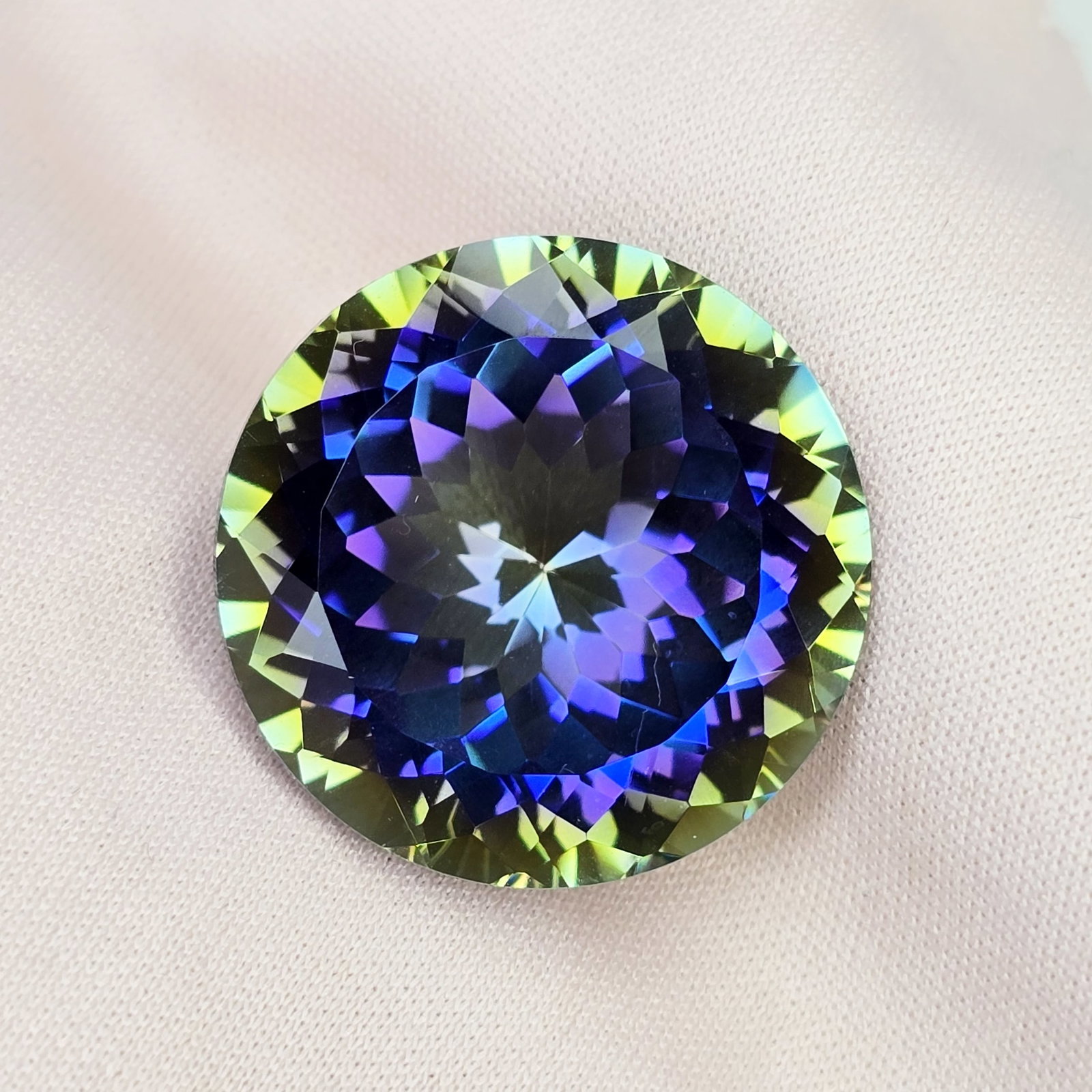 60.25 ct "Amazing Qulaity" Natural Rainbow Mystic Quartz: Gemstones: Natural Mystic Quartz /Carat Weights: 60.25 ct /Size or Dimensions: 25.90 X 25.90 X 16.90 mm /Treatment: Coated