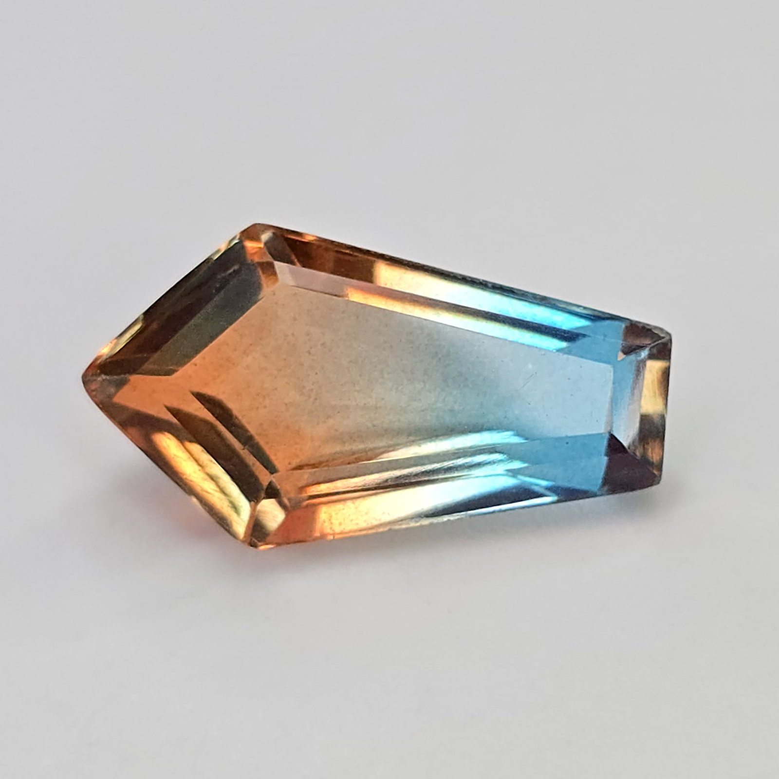 9.72 Ct "Beautiful"Aqua Terra Costa Doublet Quartz: Gemstones: Natural Quartz /Carat Weights: 9.72 ct /Size or Dimensions: 20 X 11 mm Approx /Treatment: Doublet QuartzThis beautiful gemstone is crafted from two layers of natural quartz, forming a
