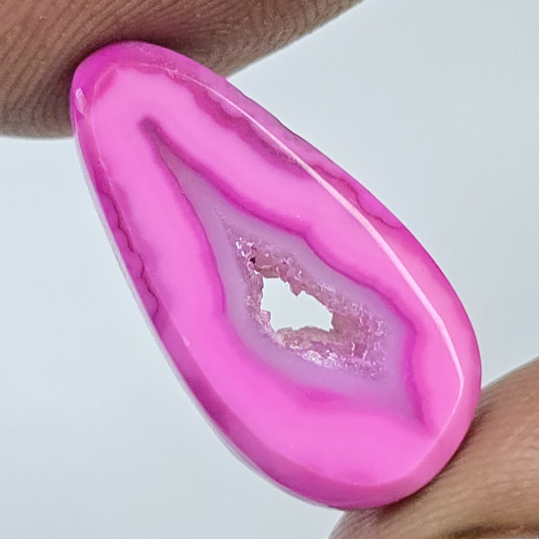 8.78 ct Natural Druzy Onyx Slice: Gemstones: Natual Onyx Slice /Carat Weights: 8.78 ct /Size or Dimensions: 21.80 X 11 X 4.40 mmTreatment: Color Dyed