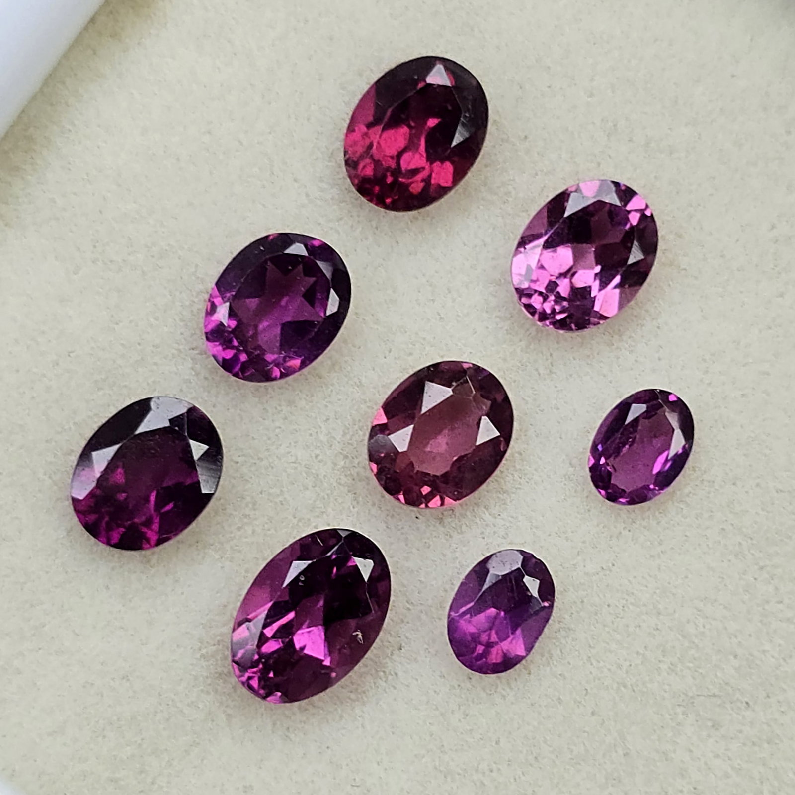 3.16 Ct Natural Rhodolite Garnet Oval Set (1 of 2)