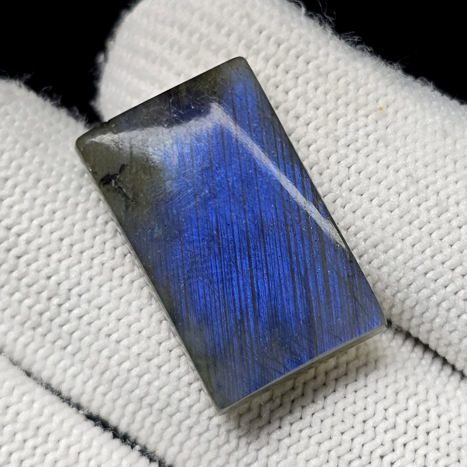 28.13 Ct Natural Blue Flash Labradorite: Gemstones: Natural LabradoriteCarat Weights: 28.13 ct Size/Dimensions: 25.50 X 16 X 5.80 mm ApproxTreatment: No